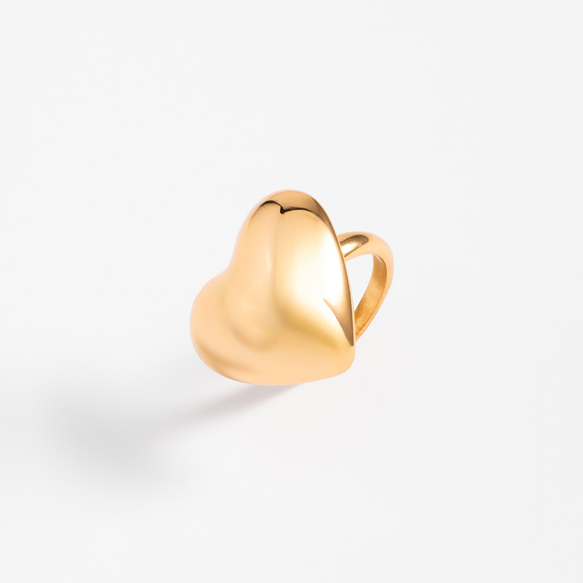 Anillo en baño de oro con forma de corazón pulido.