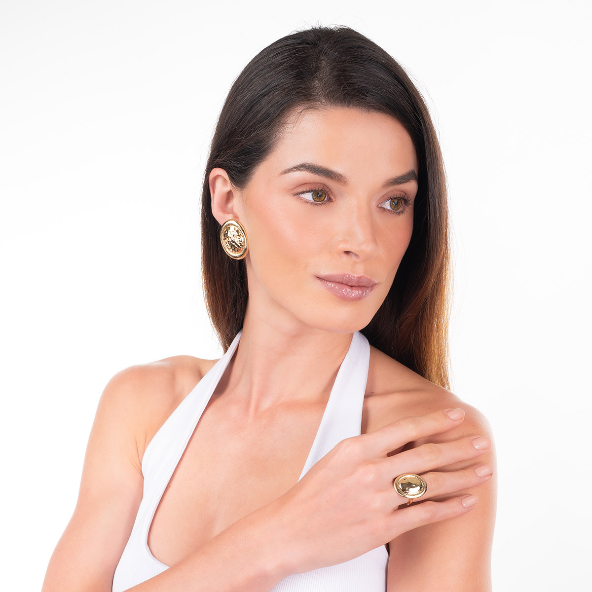 Anillo en baño de oro diseño ovalado textura martillada