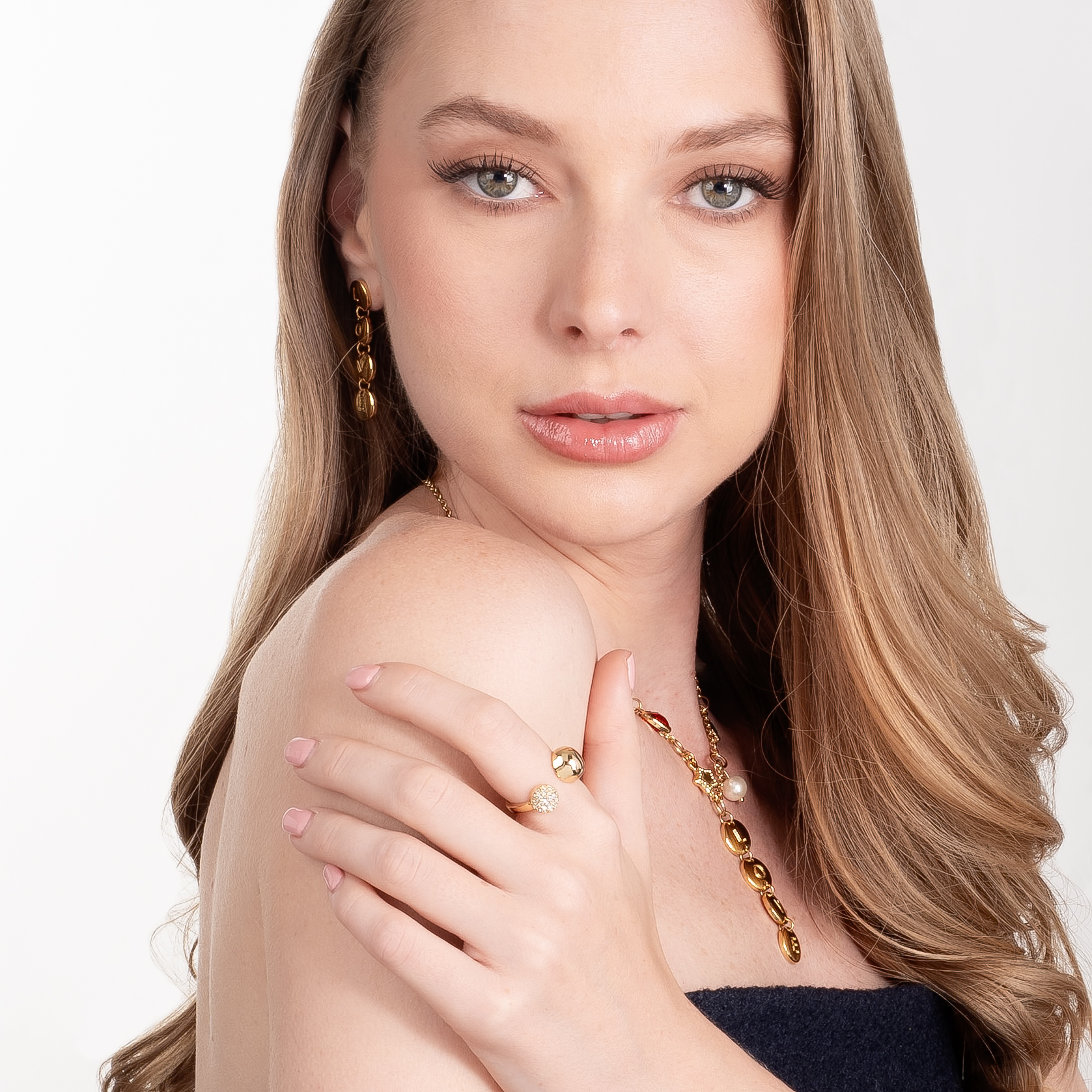 Anillo en baño de oro abierto esfera brillante moderna