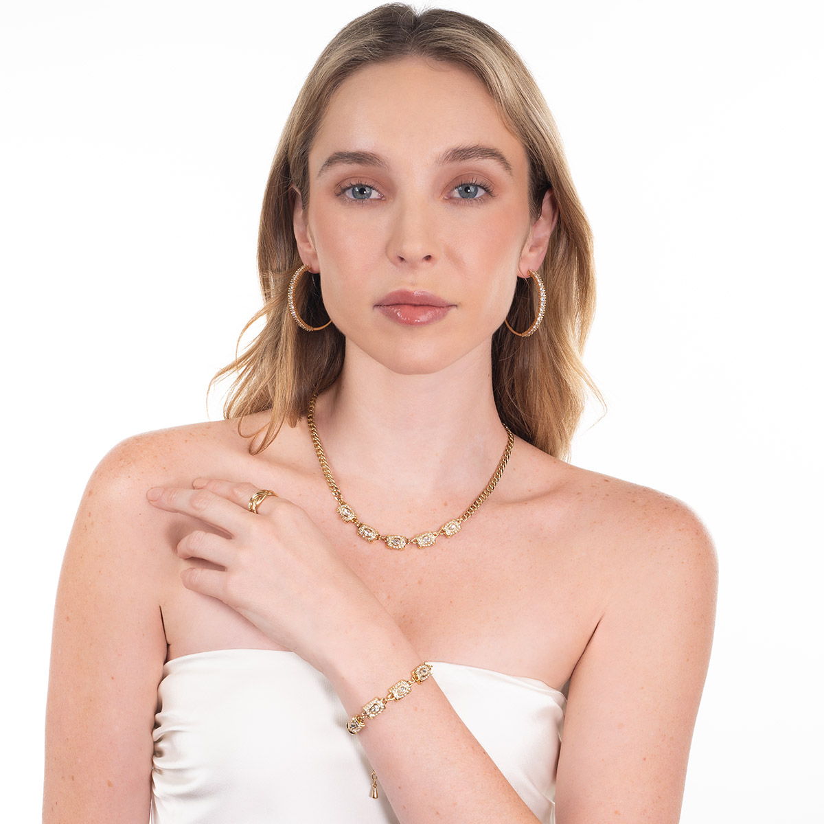 Anillo en baño de oro diseño abierto trenzado moderno