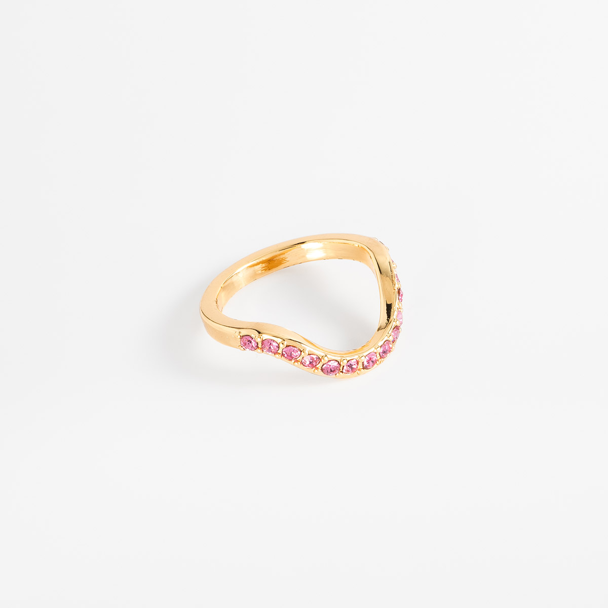 Anillo en baño de oro diseño ondulado con piedras rosa brillante