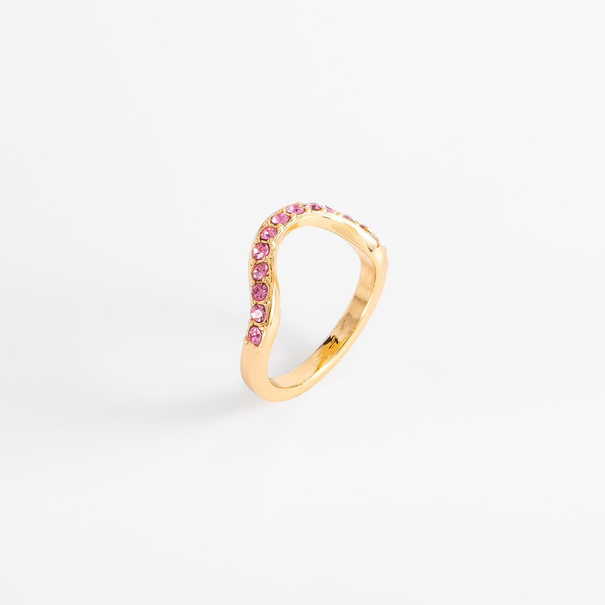 Anillo en baño de oro diseño ondulado con piedras rosa brillante