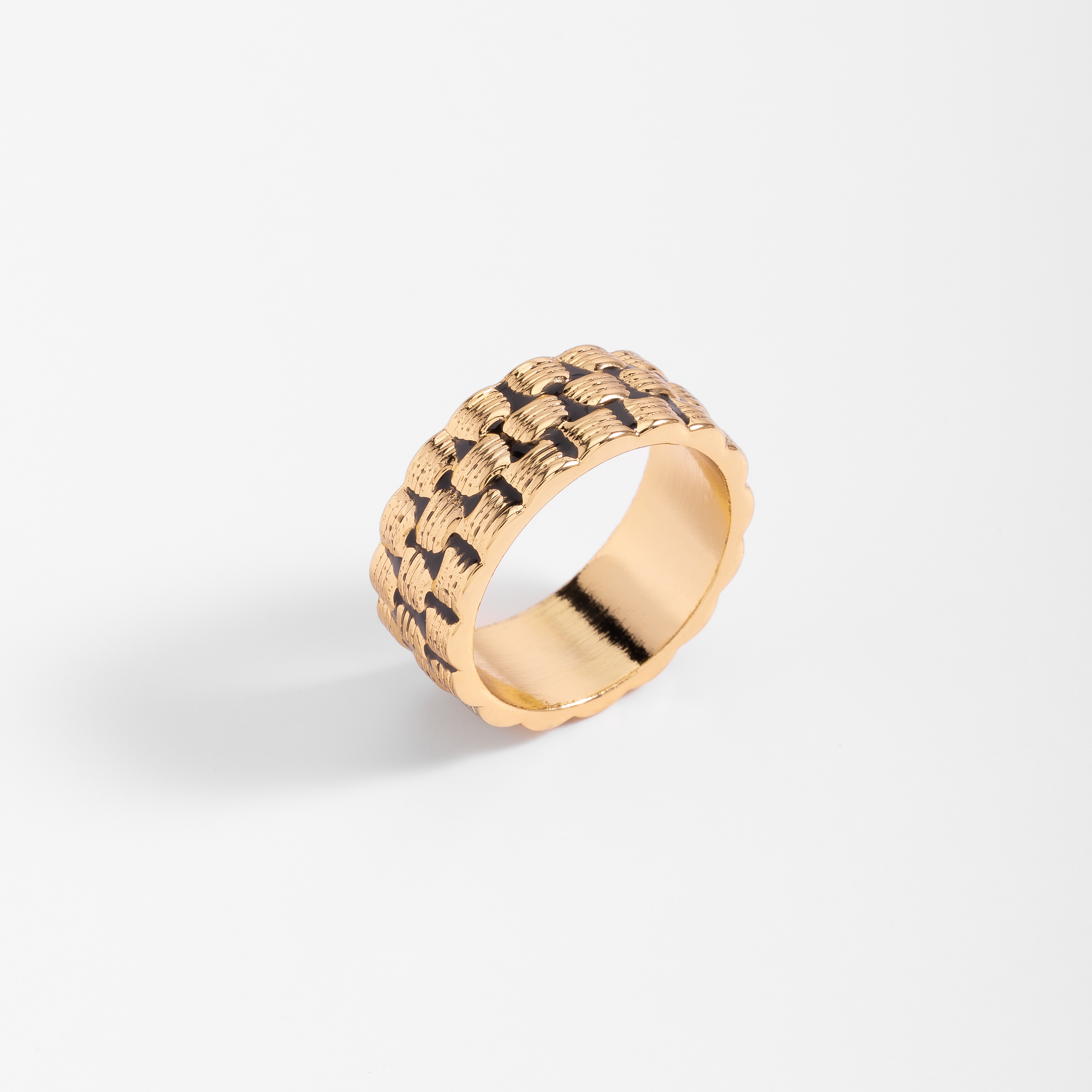 Anillo en baño de oro diseño geométrico detalles en negro