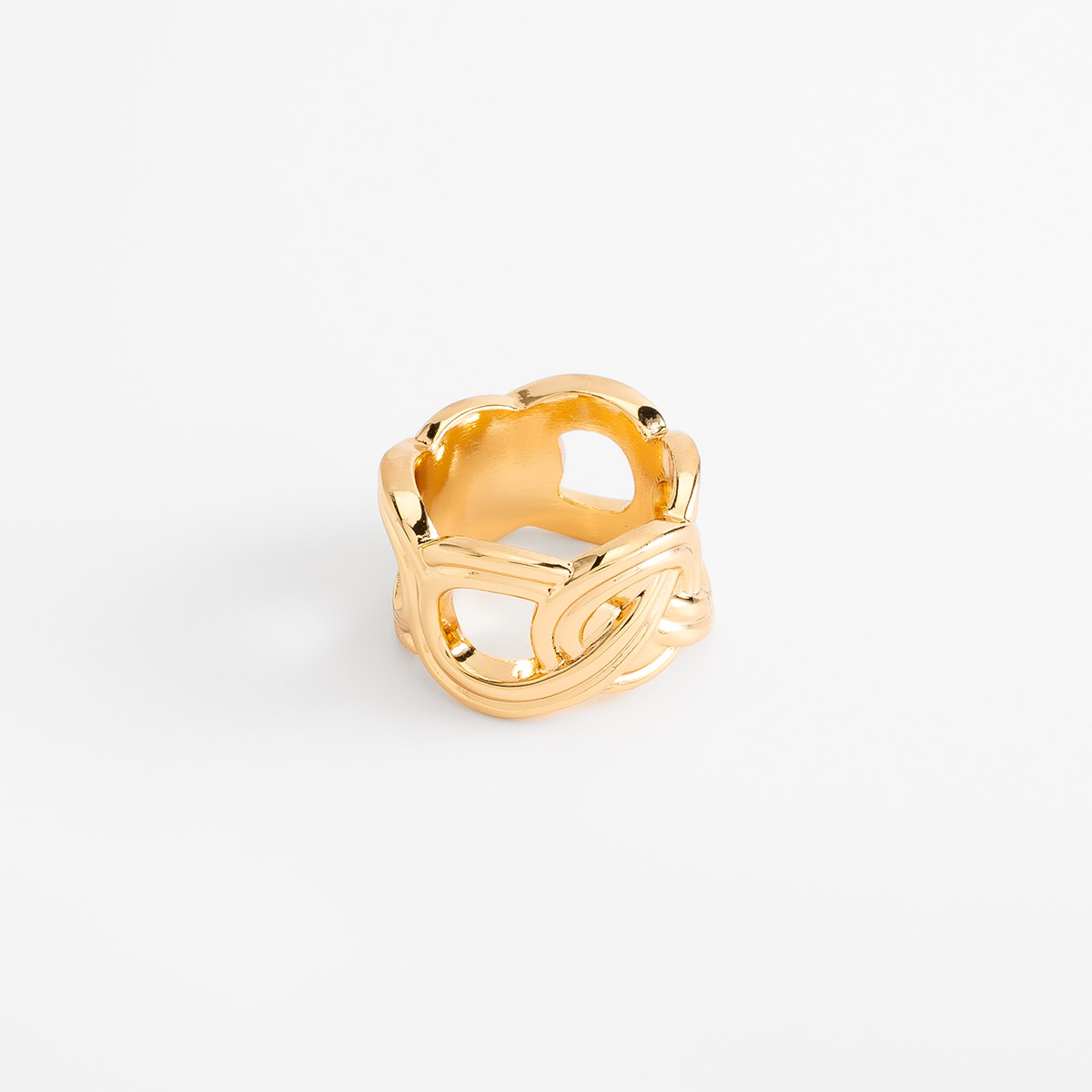 Anillo en baño de oro con diseño de nudo entrelazado moderno