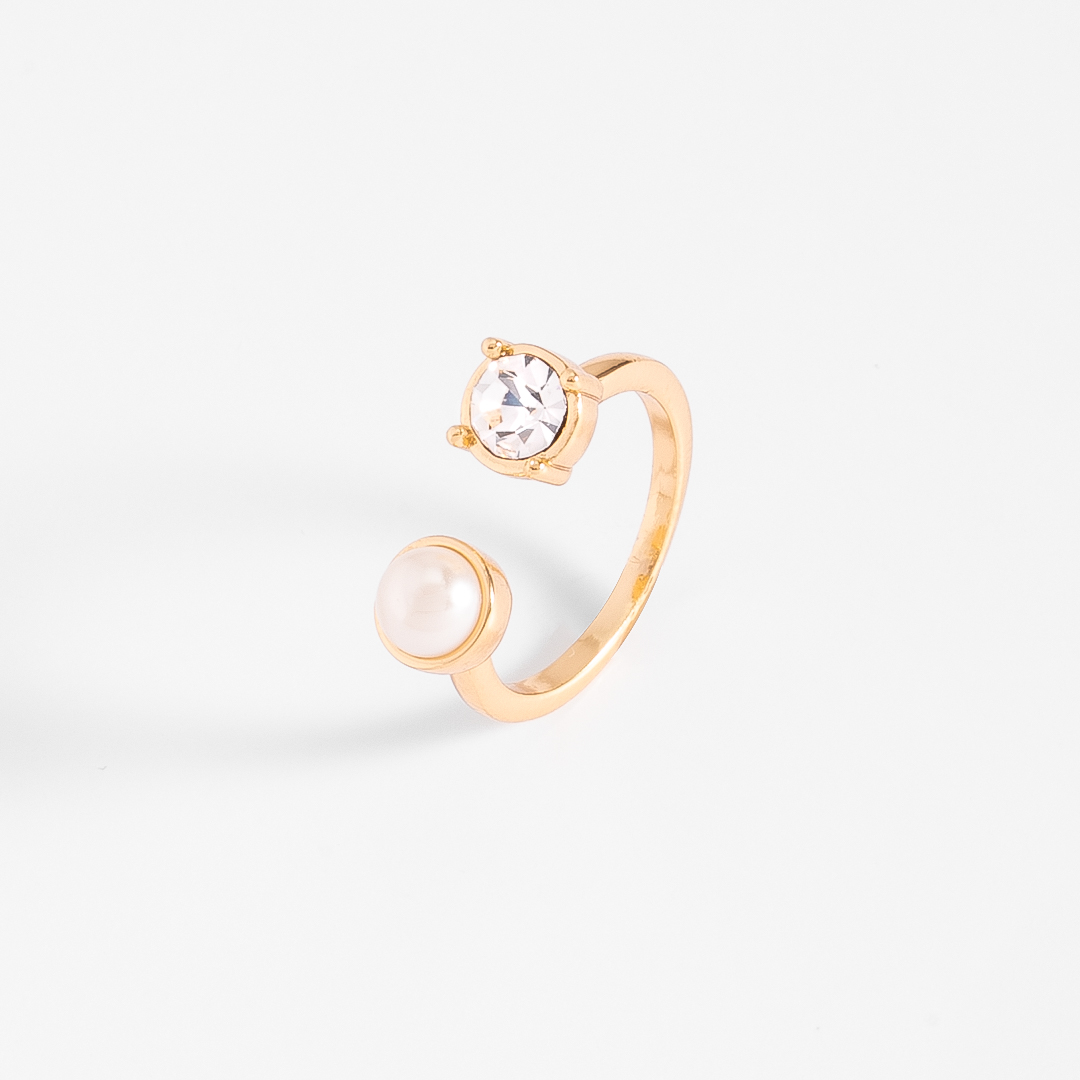 Anillo en baño de oro con contraste entre piedra 