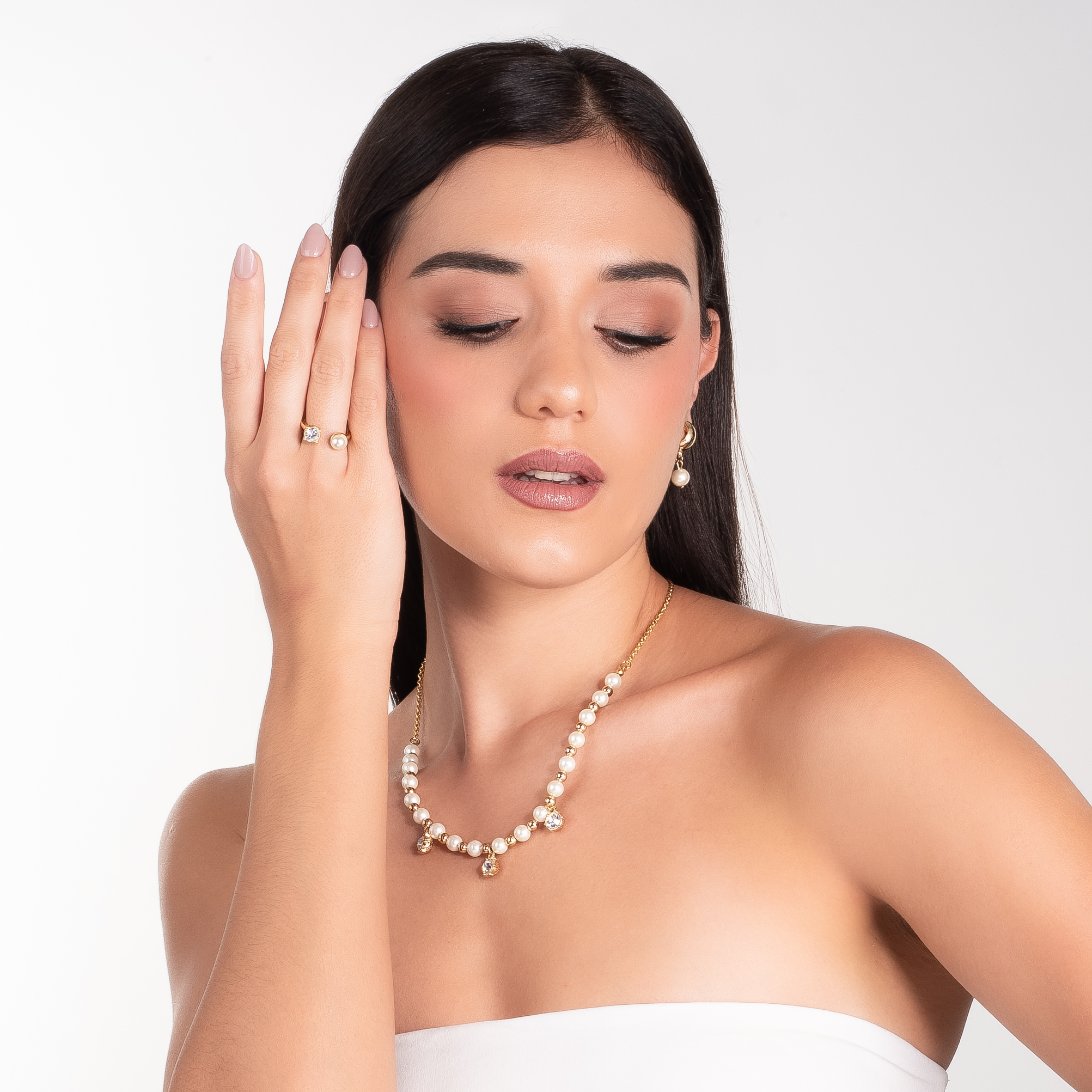 Anillo en baño de oro con contraste entre piedra 