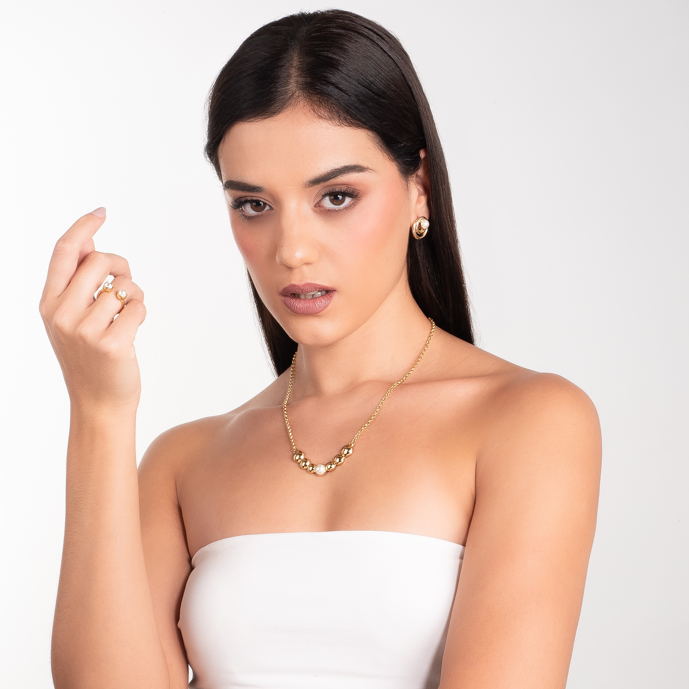 Anillo en baño de oro con contraste entre piedra 