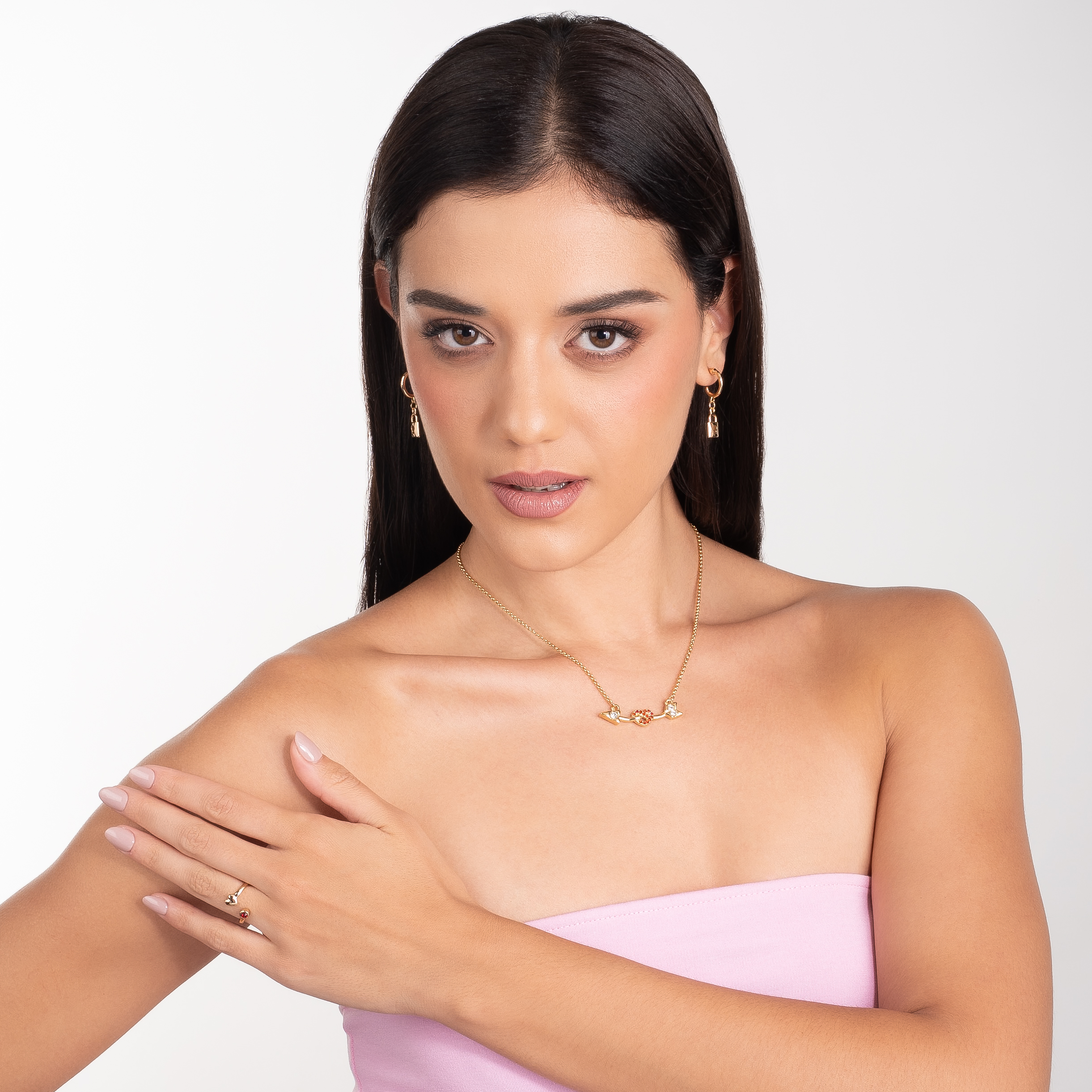 Anillo en baño de oro con piedra roja y diseño abierto