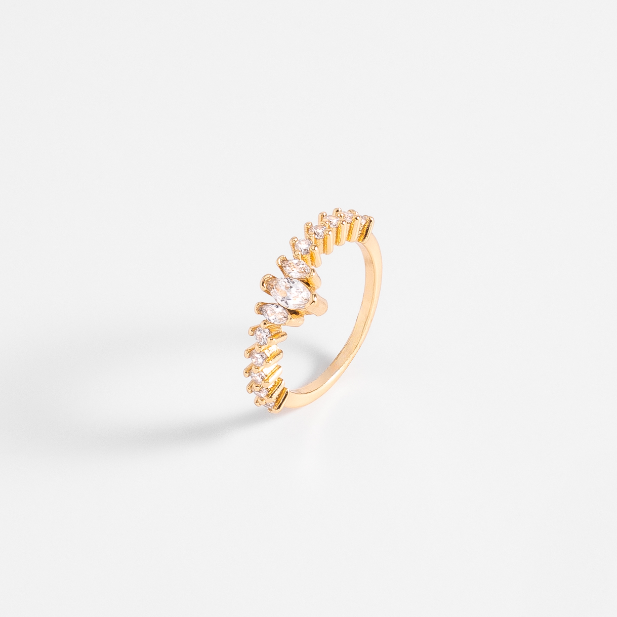 Anillo en baño de oro decorado con Diamonice