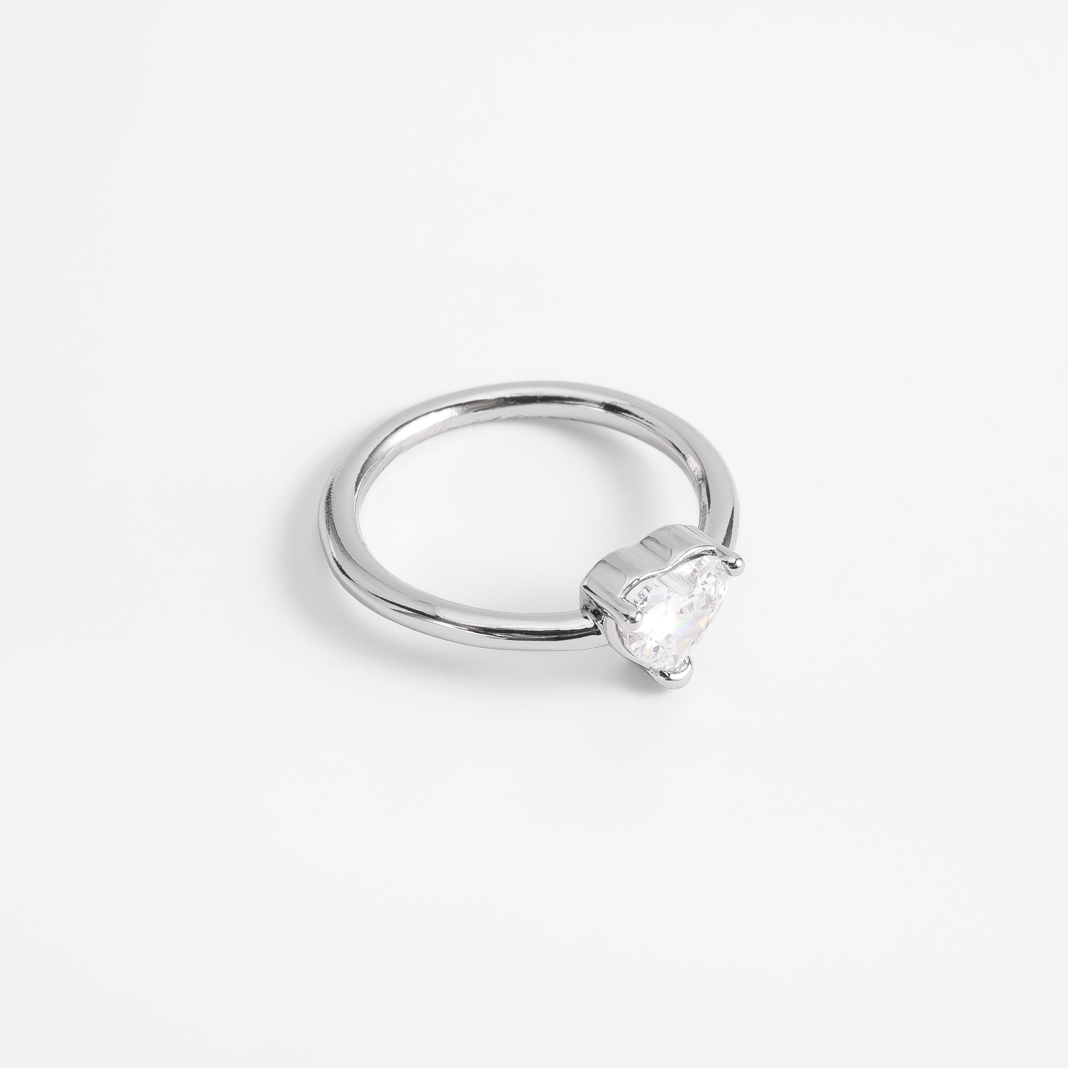 Anillo en baño de platino solitario corazón piedra Diamonice