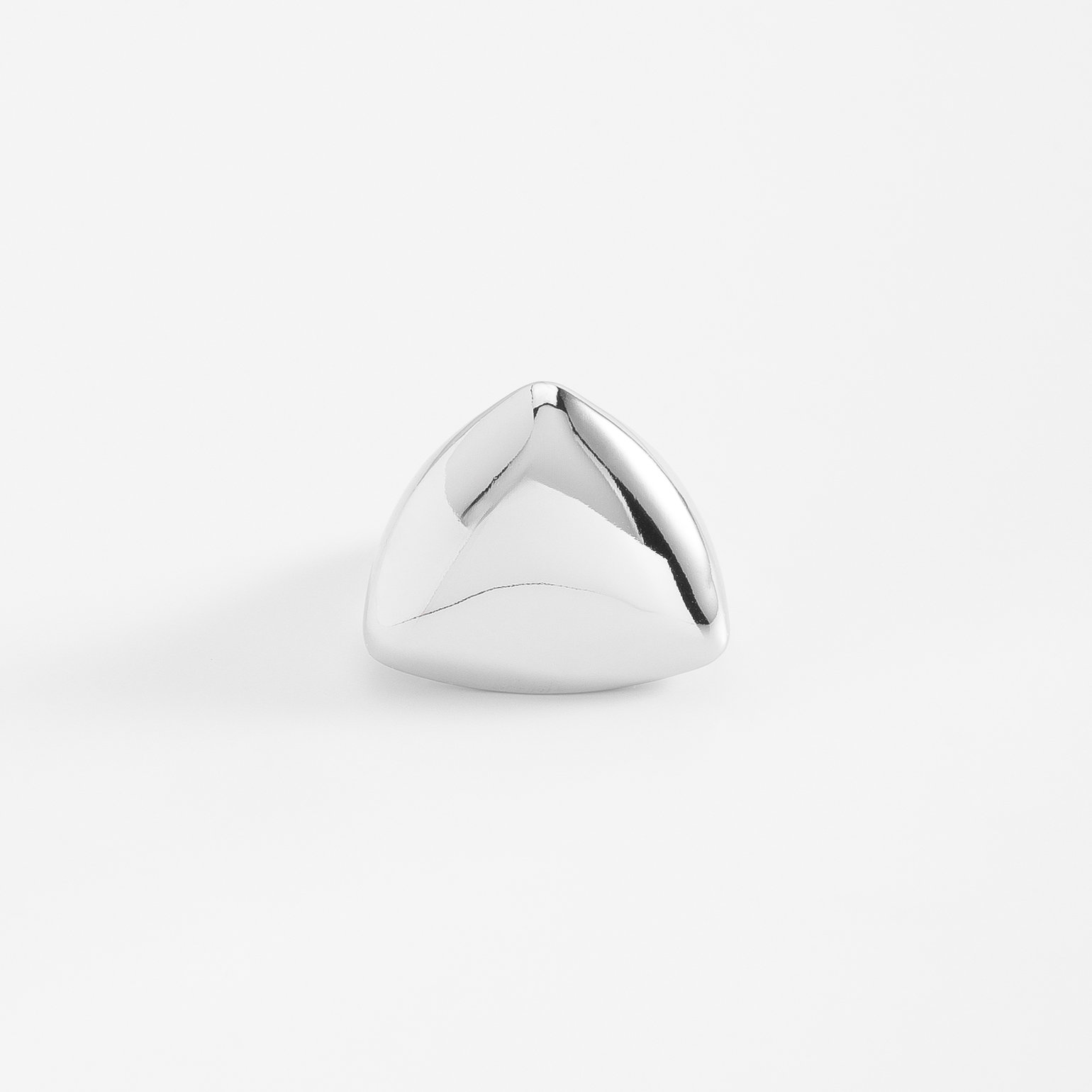 Anillo en baño de rodio con forma geométrica