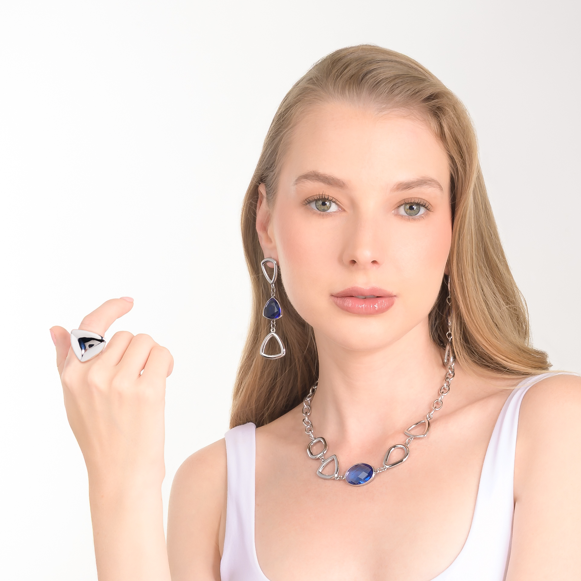 Anillo en baño de rodio con forma geométrica