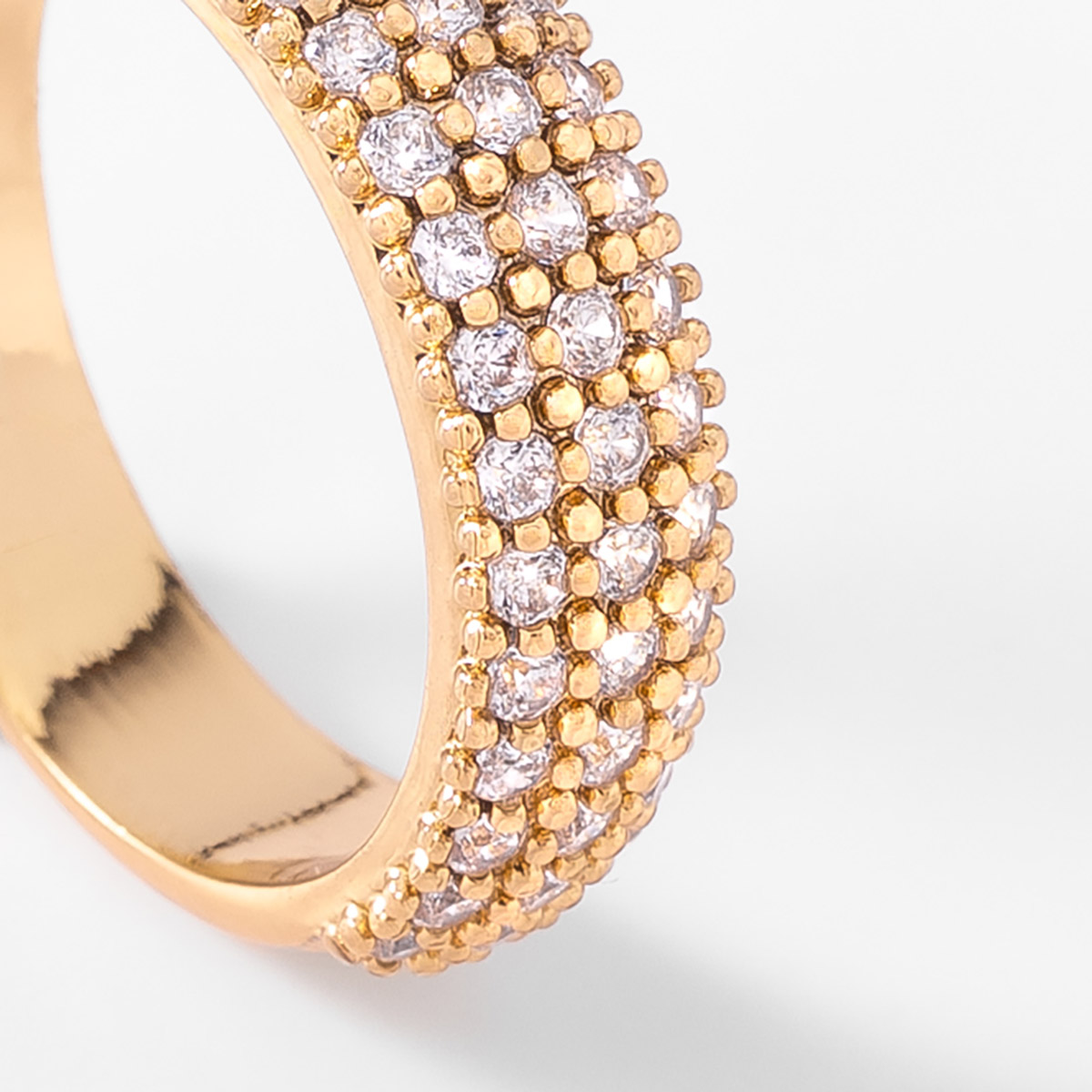 Anillo en baño de oro pavé fila triple toque brillante