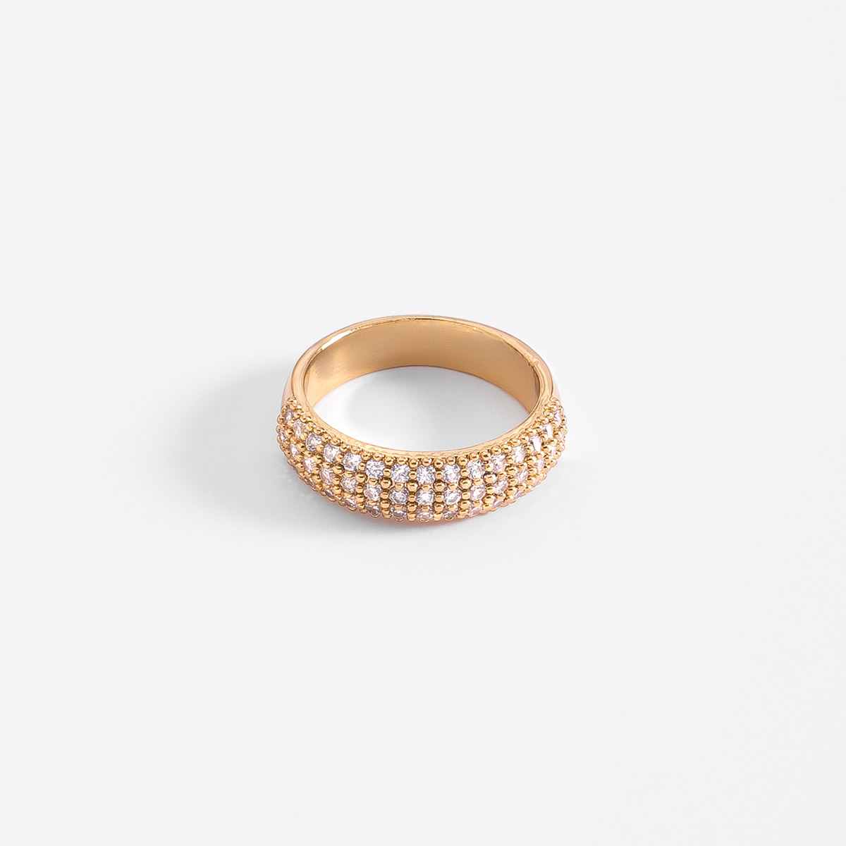 Anillo en baño de oro pavé fila triple toque brillante
