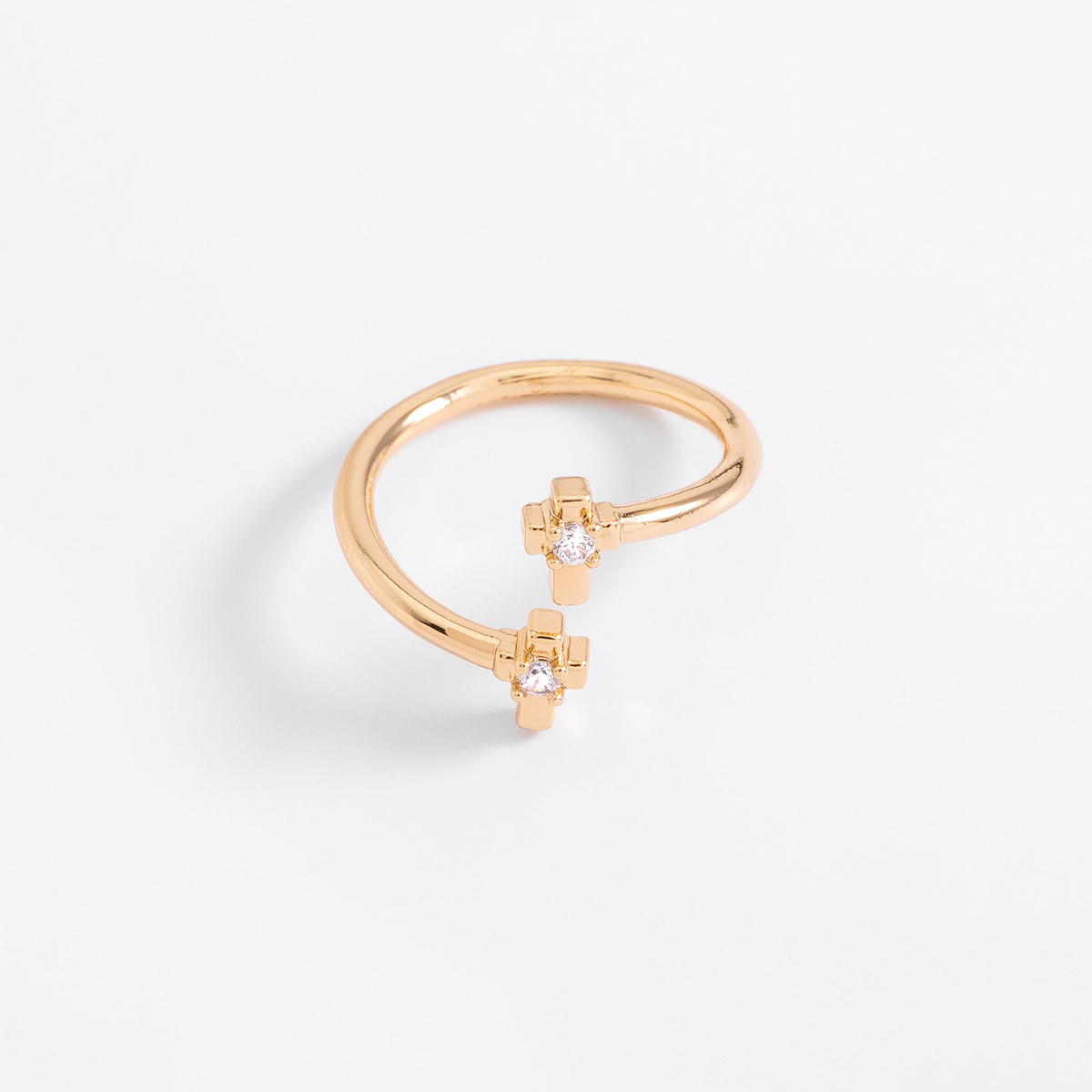 Anillo en baño de oro con cruces y piedras en tono cristal