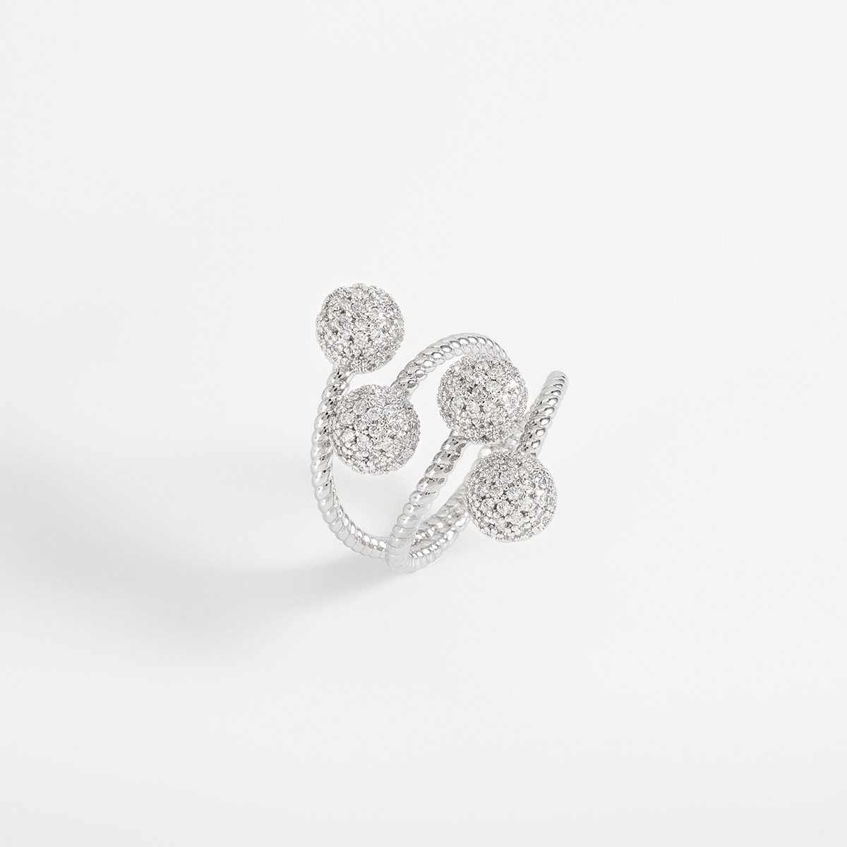 Anillo en baño de platino con esferas y toque brillante