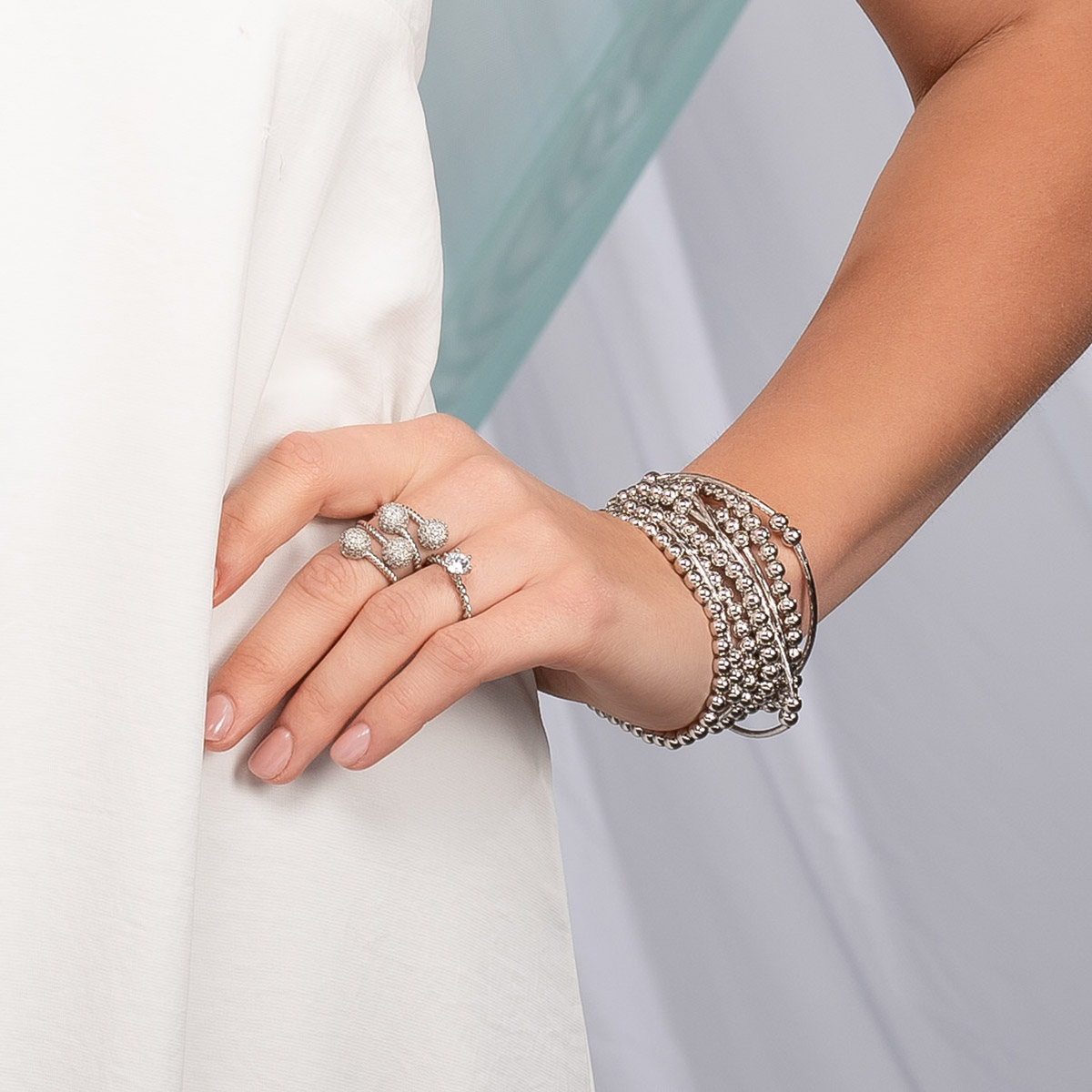 Anillo en baño de platino con esferas y toque brillante