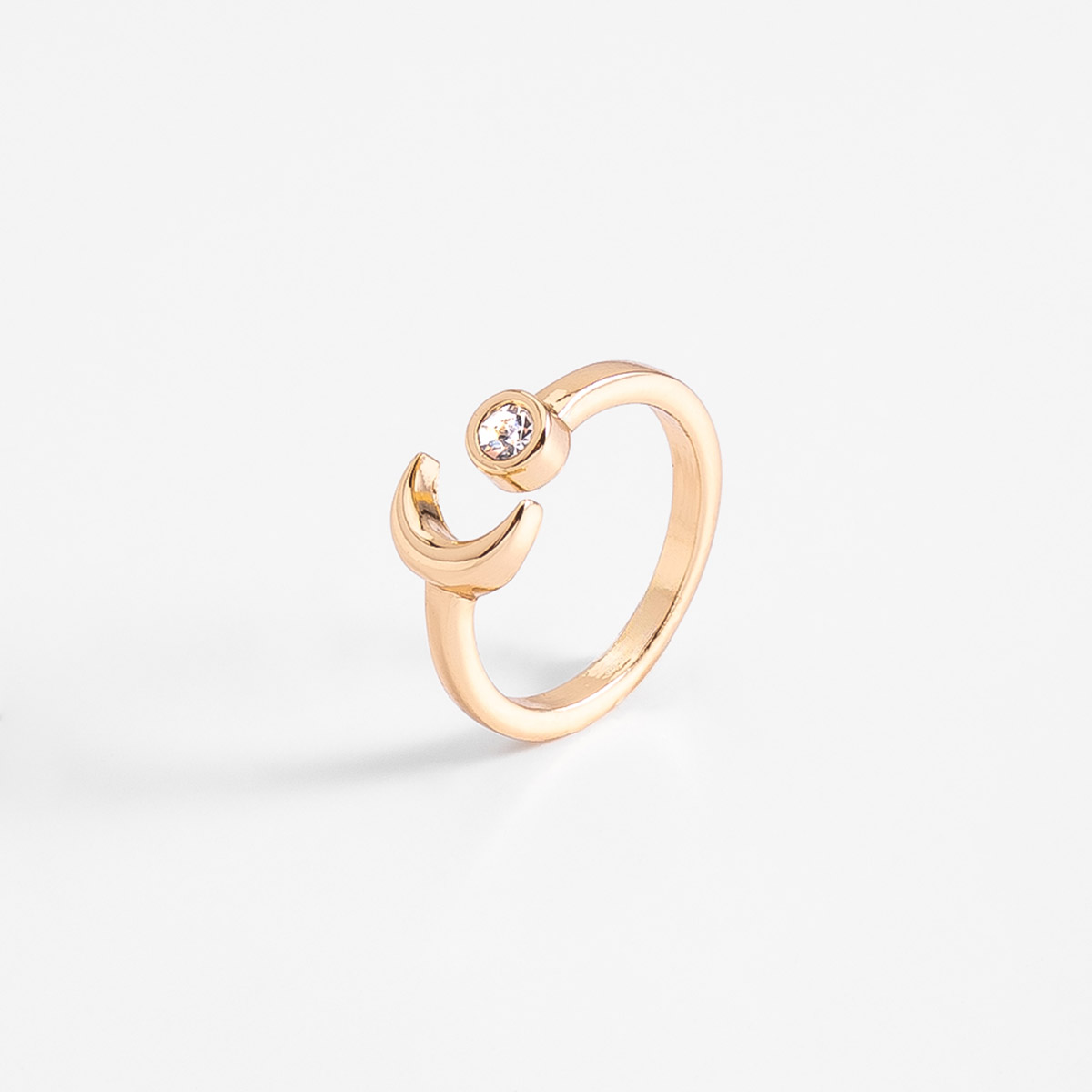 Anillo en baño de oro luna y piedra en tono cristal medida 7 y 9