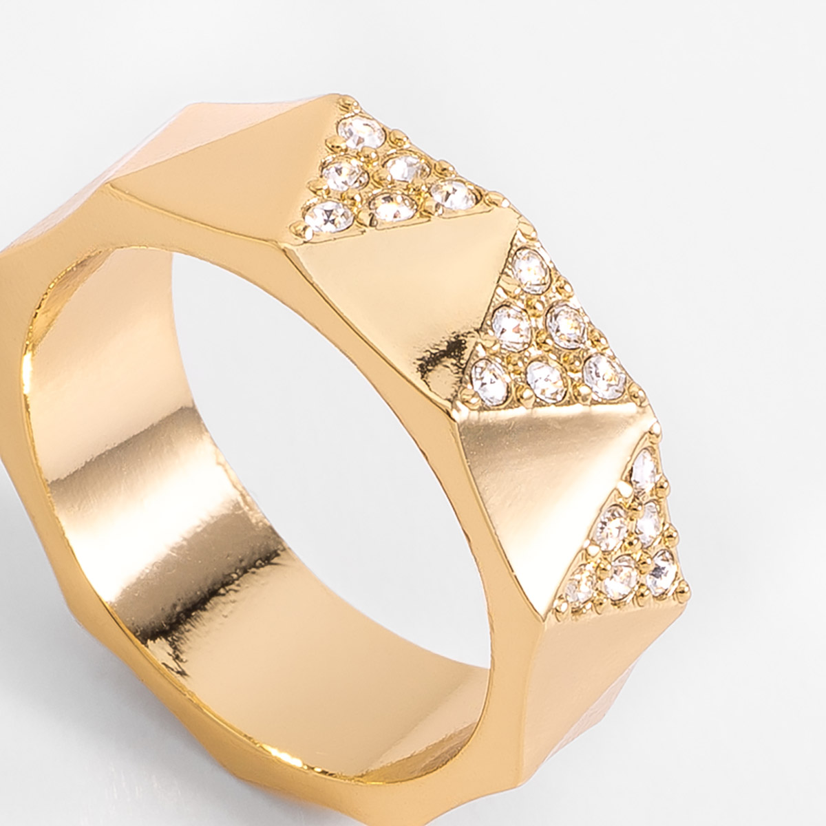Anillo ancho en baño de oro triángulos y piedras brillante