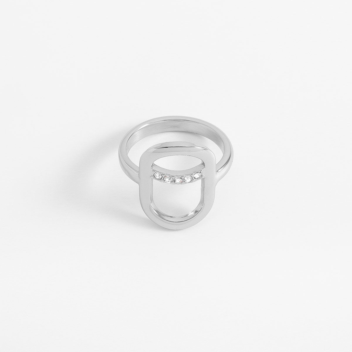 Anillo en baño de rodio diseño geométrico y piedras brillantes