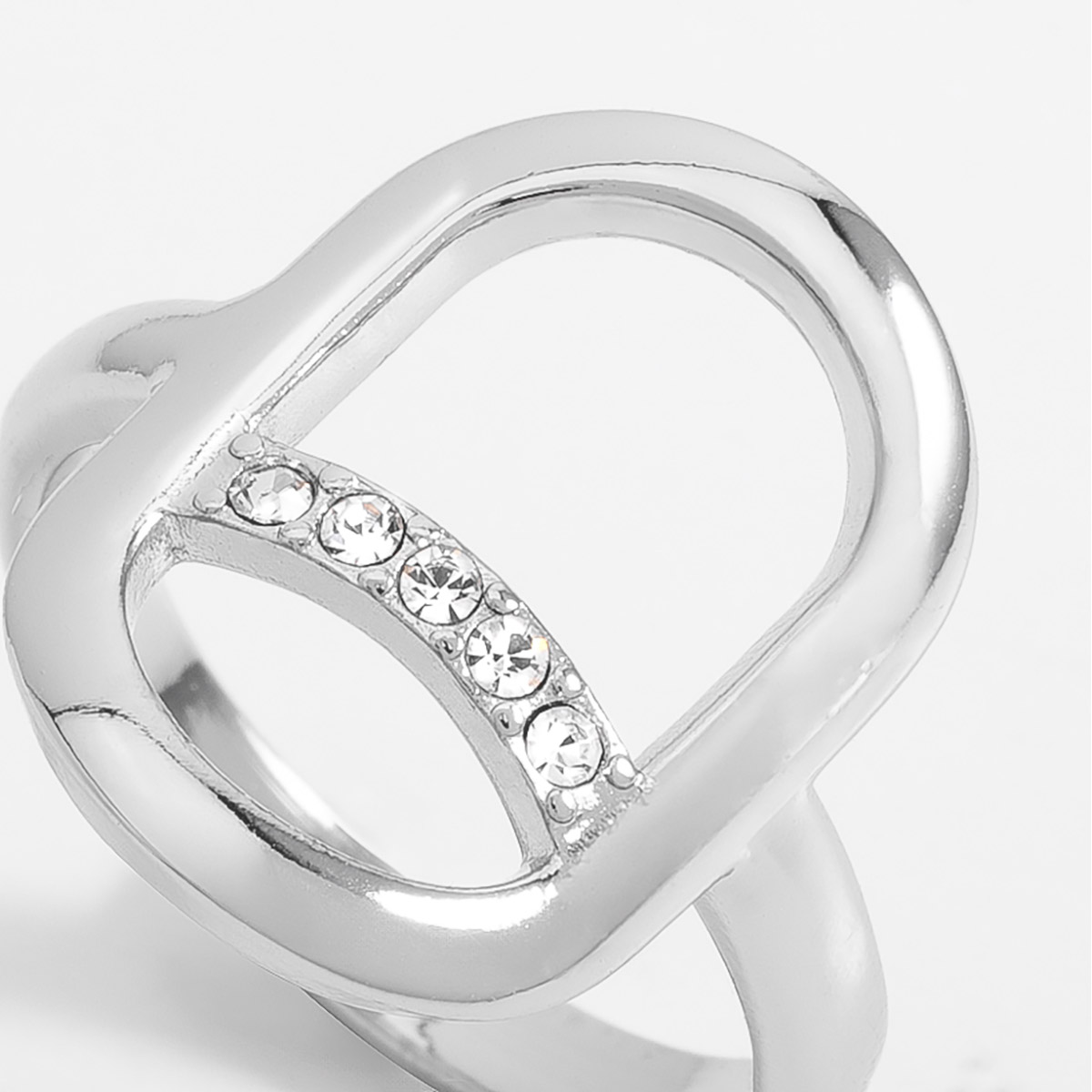 Anillo en baño de rodio diseño geométrico y piedras brillantes