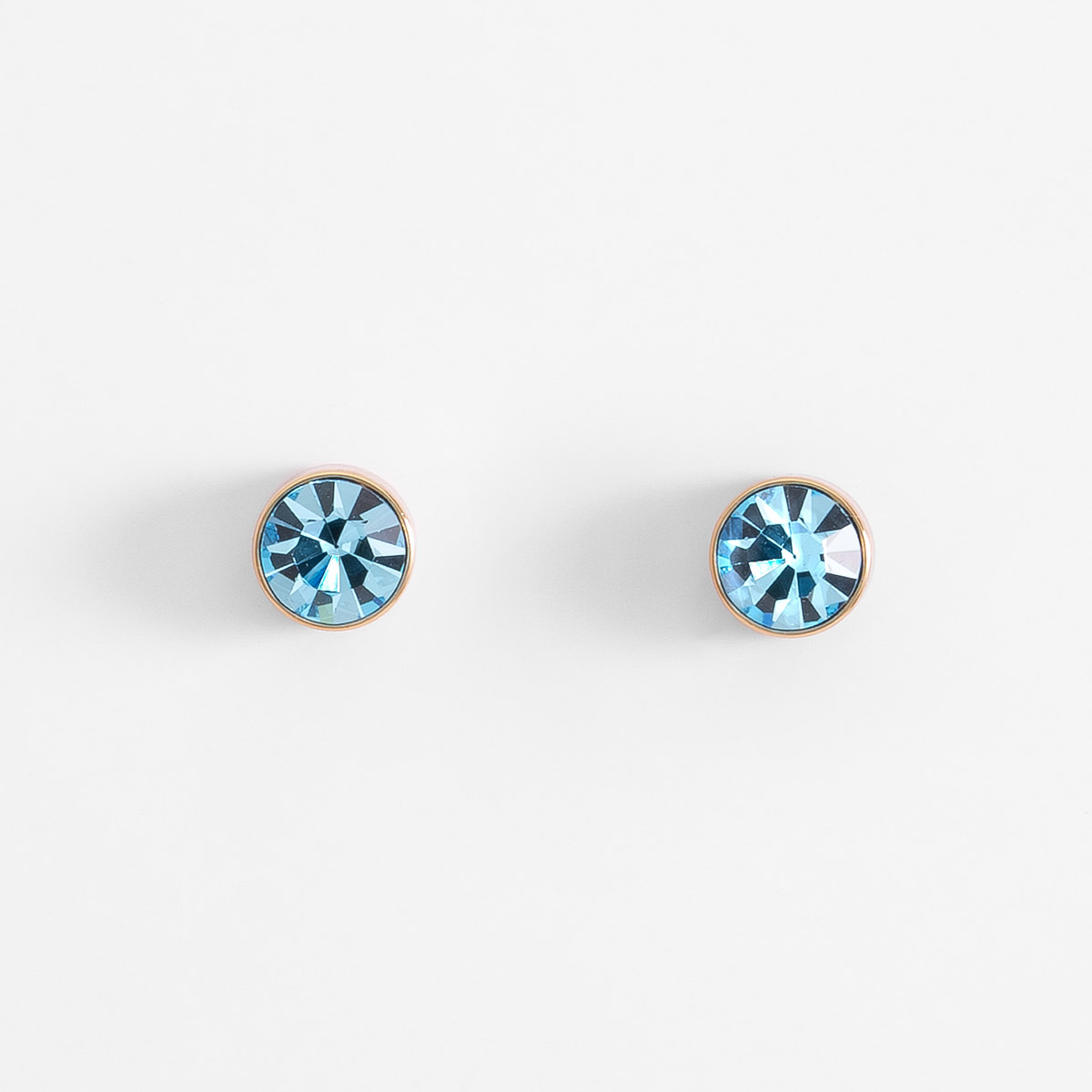 Aretes en baño de oro con piedra azul diseño poste