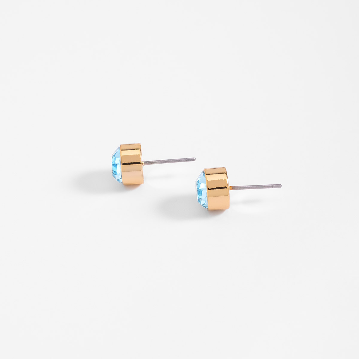 Aretes en baño de oro con piedra azul diseño poste