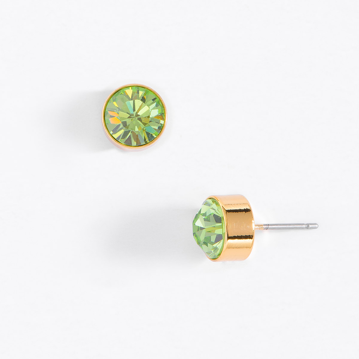 Brillantes aretes con baño de oro, incrustados con una piedra de tono verde en corte redondo, un diseño clásico.
-        Aretes chicos
-        Poste
-        Baño de Oro 18k
-        Piedra en tono verde
