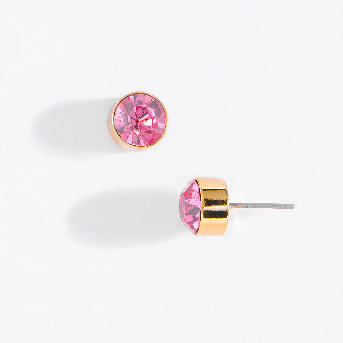 Brillantes aretes con baño de oro, incrustados con una piedra de tono rosa en corte redondo, un diseño clásico.
-        Aretes chicos
-        Poste
-        Baño de Oro 18k
-        Piedra en tono rosa
