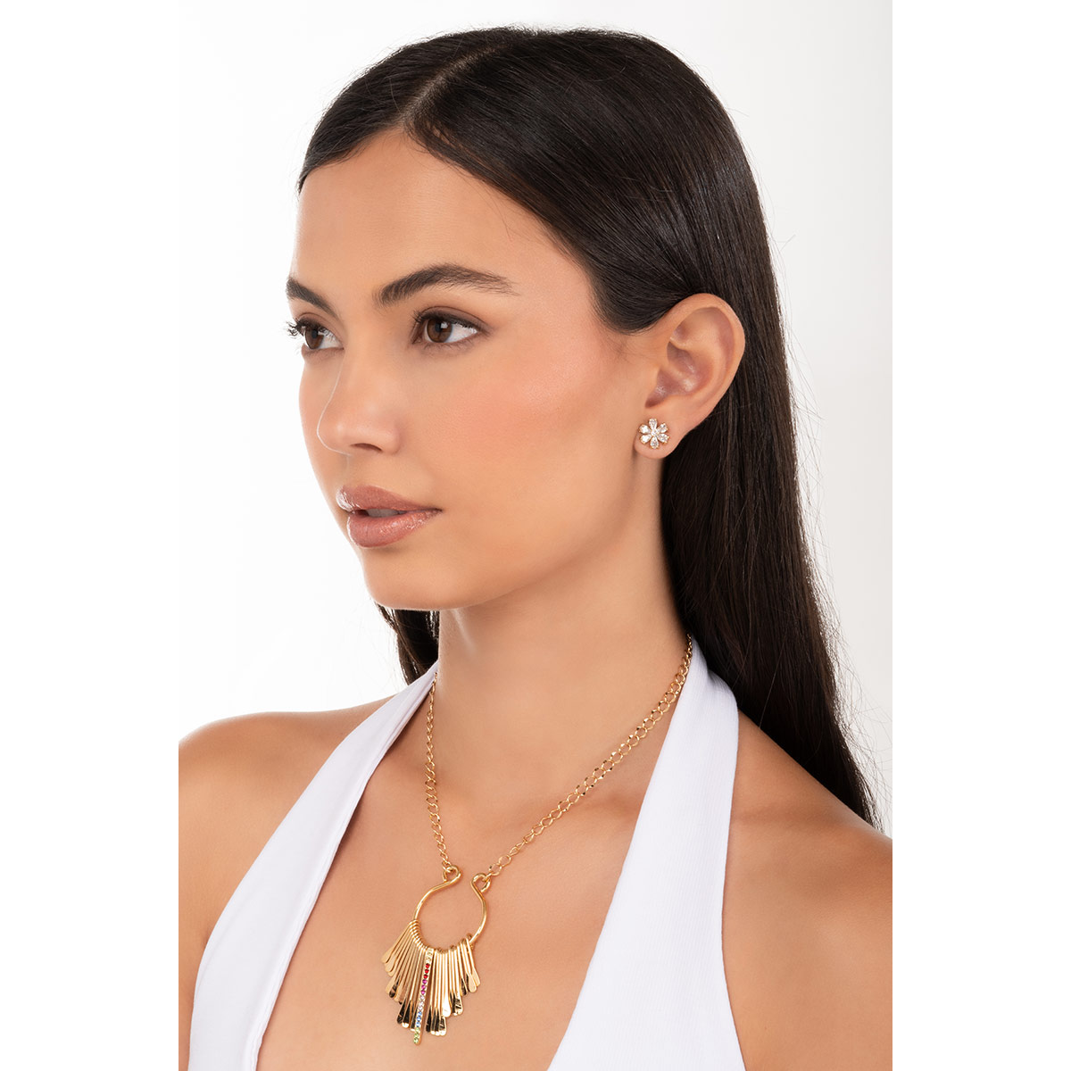 Aretes en baño de oro con diseño floral, realzados por piedras en tono cristal que aportan un toque brillante y sofisticación a tu imagen diaria.