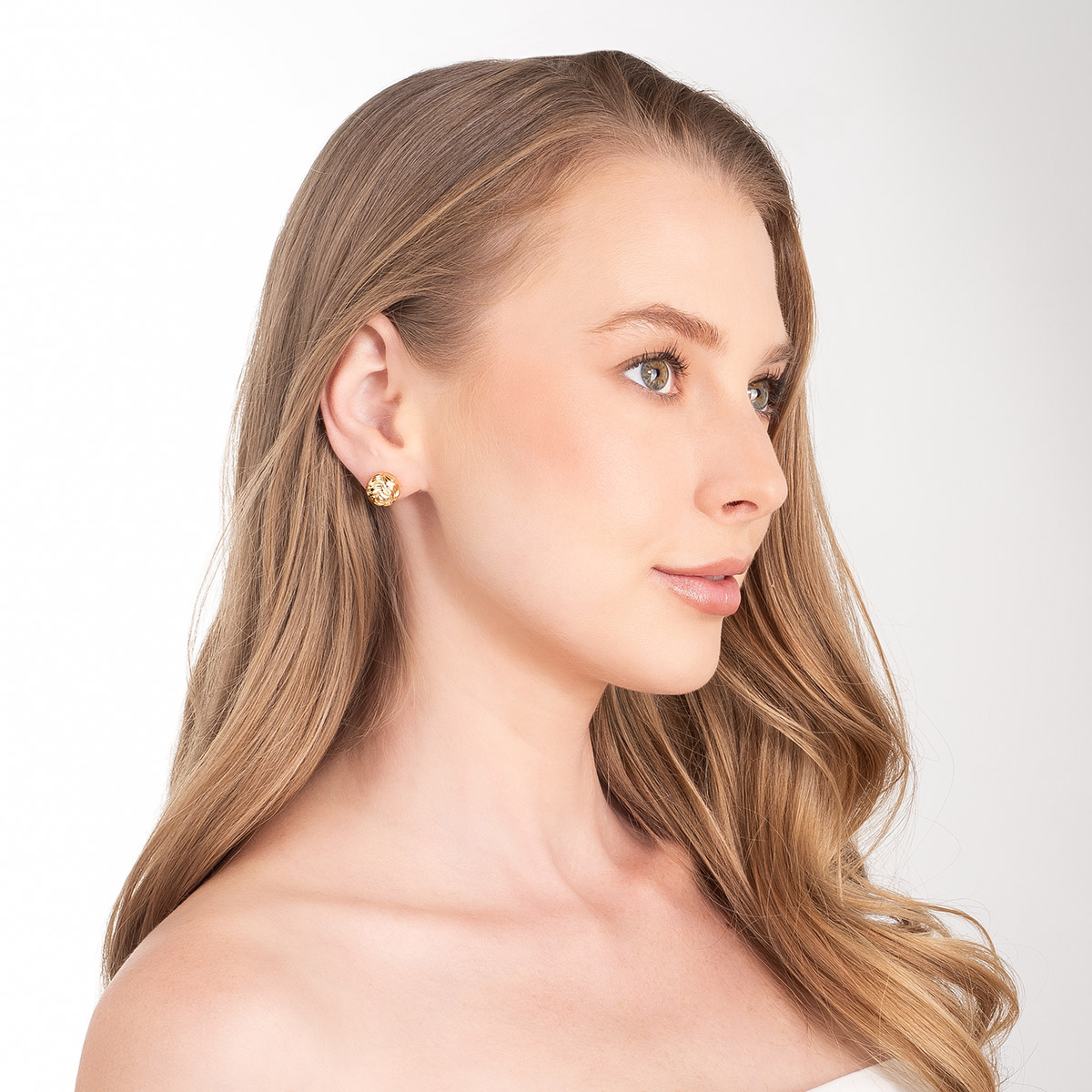 Aretes en baño de oro esferas caladas diseño moderno