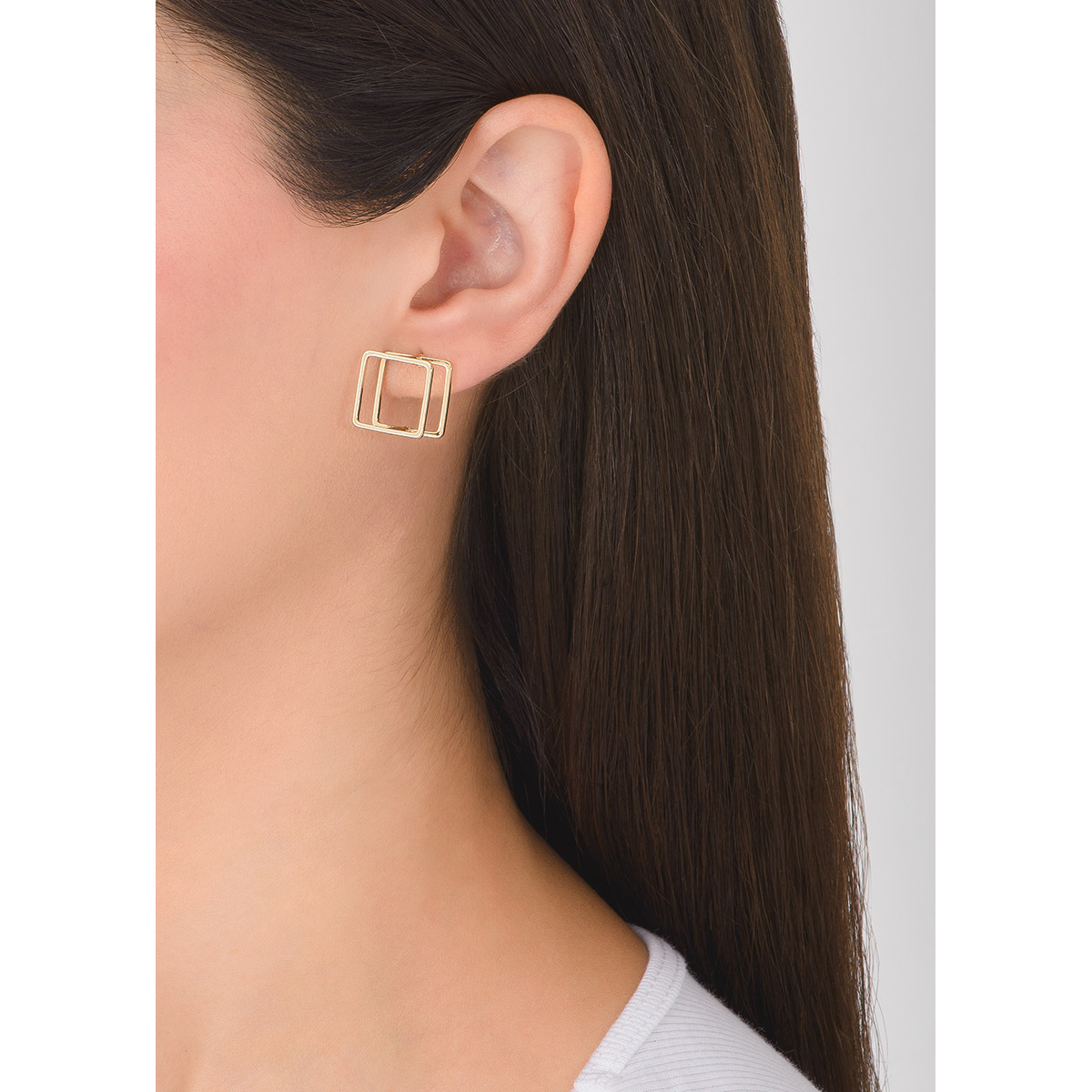 Estos aretes geométricos en baño de oro, con su diseño moderno y minimalista, evocan al arte contemporáneo. Cada arete presenta dos cuadrados, unidos por dos líneas a los lados, dando un efecto tridimensional.
-        Aretes chicos
-        Poste
-        Baño de Oro 18k
