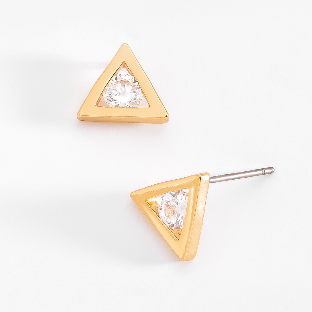 Bonitos aretes con forma triangular en baño de oro, incrustados al centro con una hermosa piedra Diamonice en tono cristal.
-        Aretes chicos
-        Poste
-        Baño de Oro 18k
-        Diamonice en tono cristal
