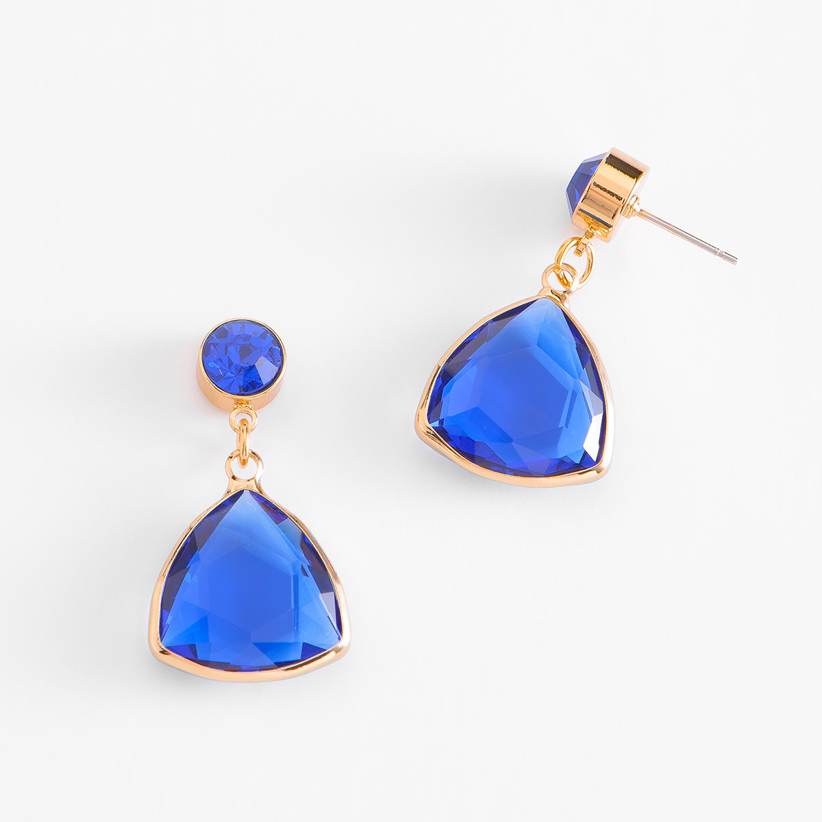 Elegantes aretes en baño de oro, con dos piedras en tono zafiro, una circular de donde cuelga una triangular.
-        Aretes medianos
-        Poste
-        Baño de Oro 18k
-        Piedras en tono zafiro
