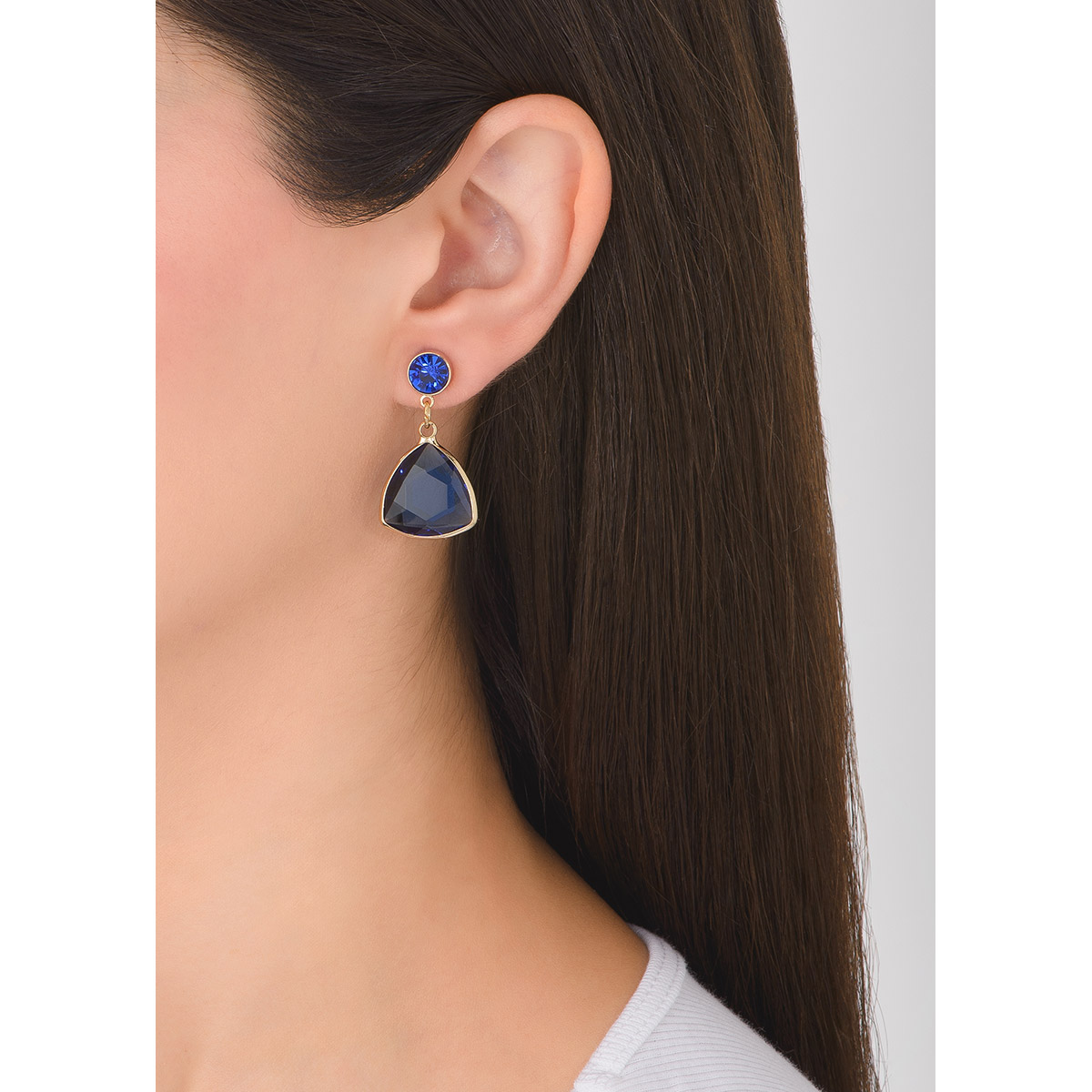 Elegantes aretes en baño de oro, con dos piedras en tono zafiro, una circular de donde cuelga una triangular.
-        Aretes medianos
-        Poste
-        Baño de Oro 18k
-        Piedras en tono zafiro
