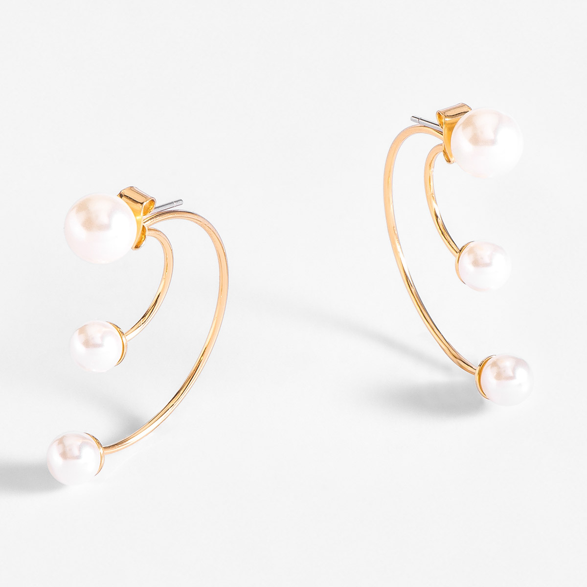 Aretes poste en baño de oro con esferas tipo perla diseño curvo