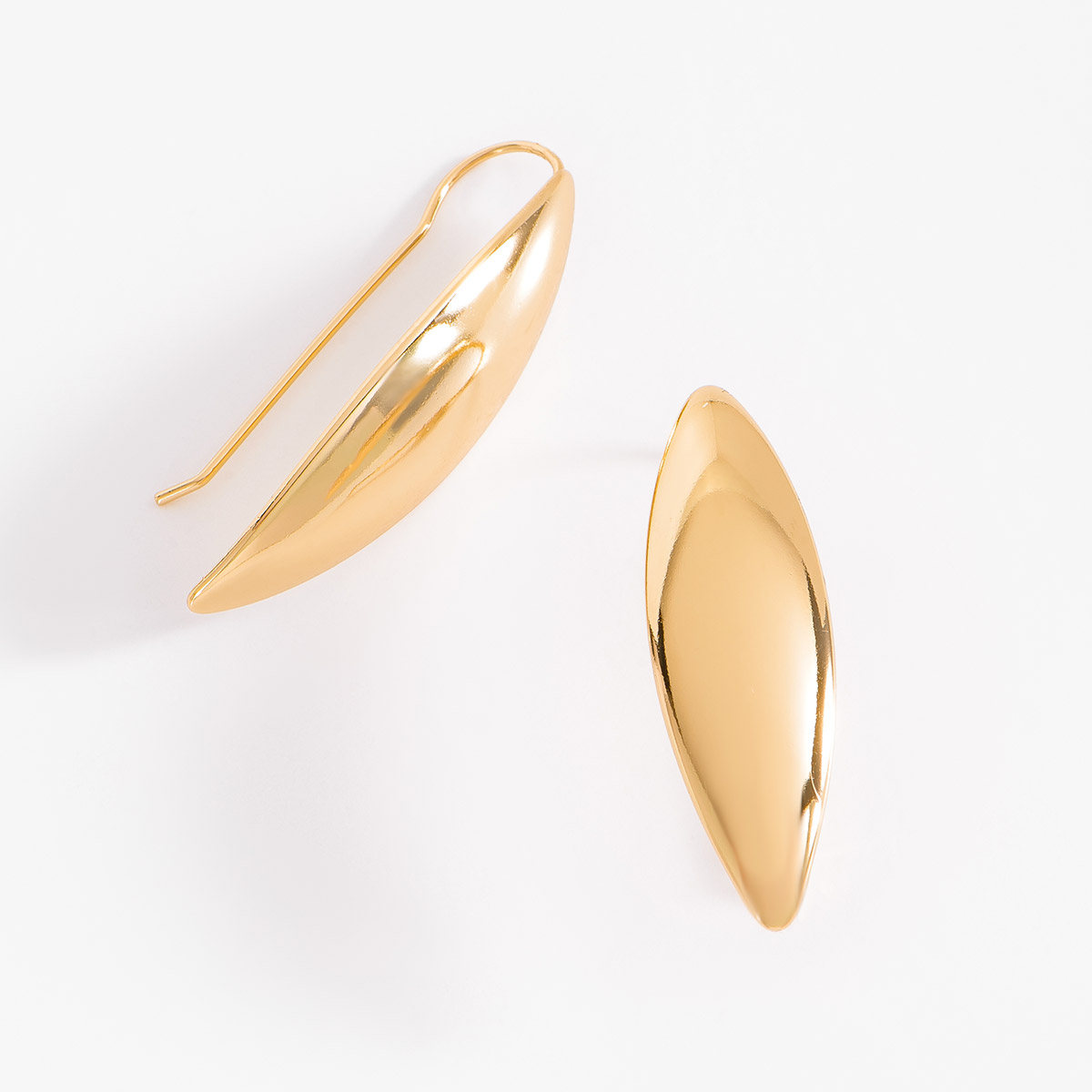 Aretes curvos con diseño minimalista, en baño de oro. Perfectos para realar todos tus outfits.
-        Aretes grandes
-        Garfio
-        Baño de Oro 18k
