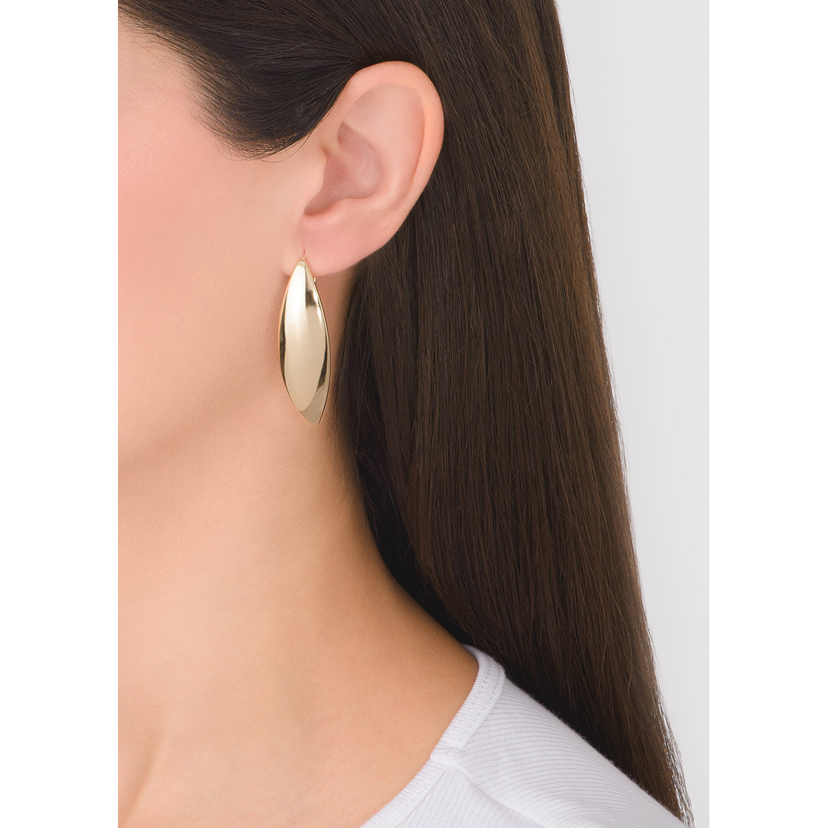 Aretes curvos con diseño minimalista, en baño de oro. Perfectos para realar todos tus outfits.
-        Aretes grandes
-        Garfio
-        Baño de Oro 18k
