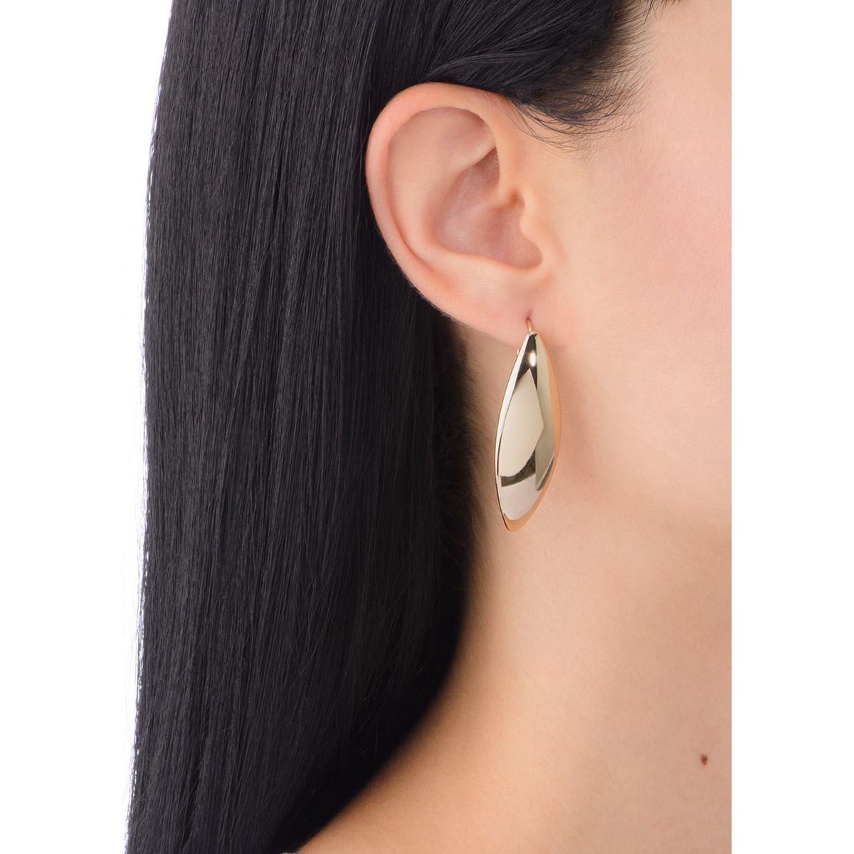 Aretes curvos con diseño minimalista, en baño de oro. Perfectos para realar todos tus outfits.
-        Aretes grandes
-        Garfio
-        Baño de Oro 18k
