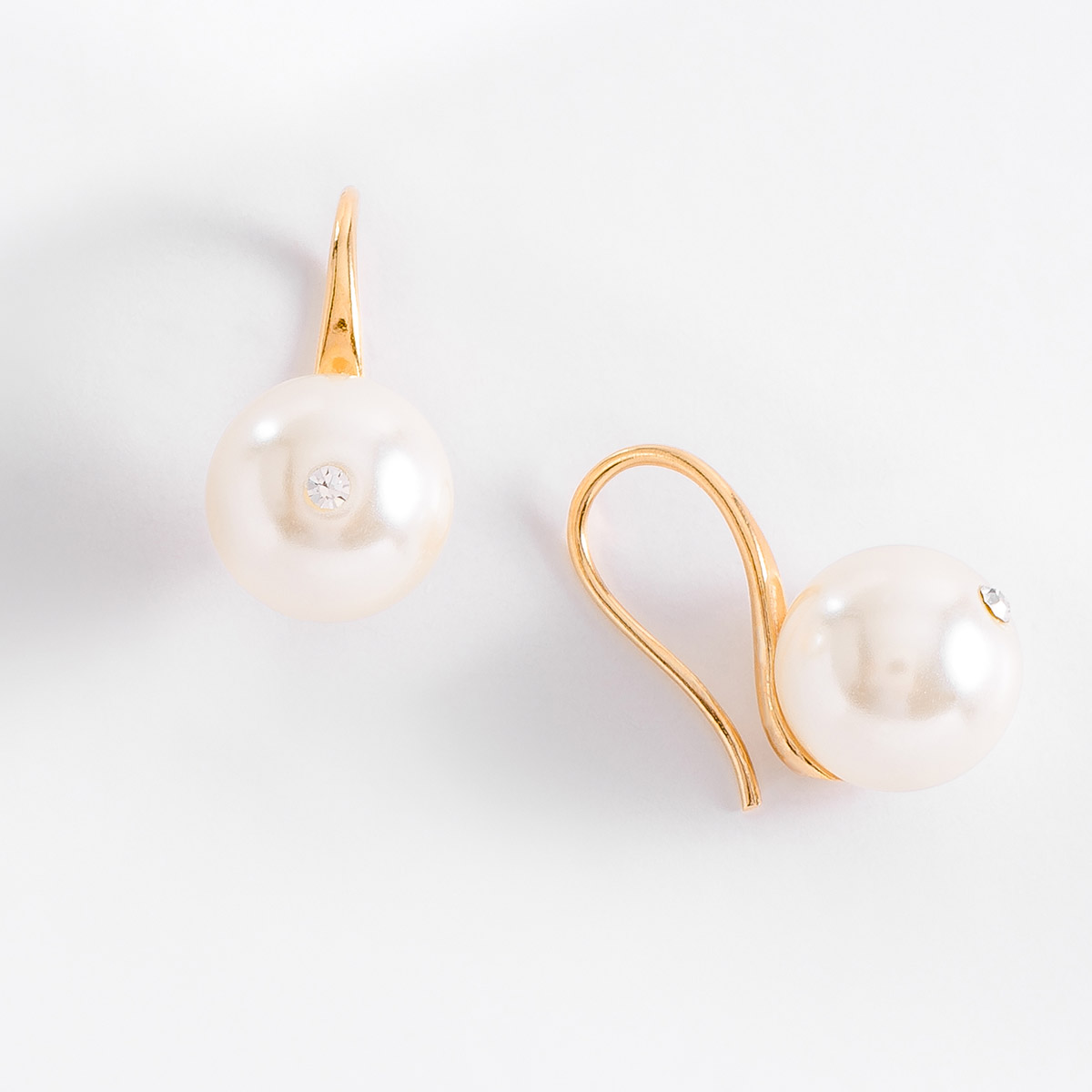 ARETES CON GARFIO EN BAÑO DE ORO CON PERLA COLOR CREAM