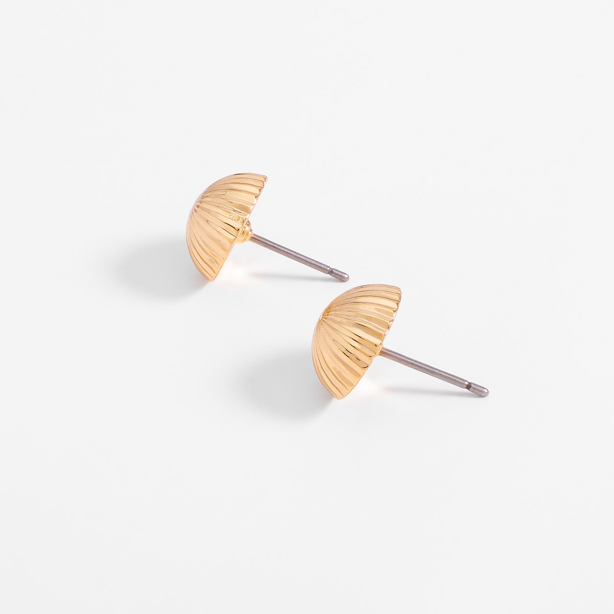 Aretes en baño de oro diseño esférico texturizado poste