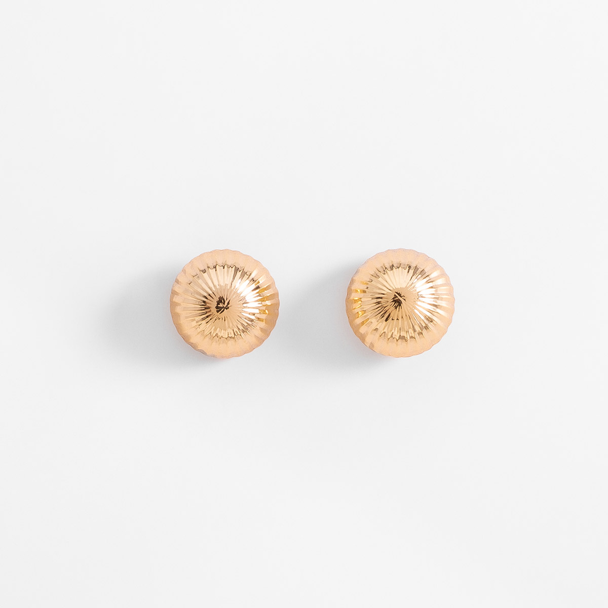 Aretes en baño de oro diseño esférico texturizado poste
