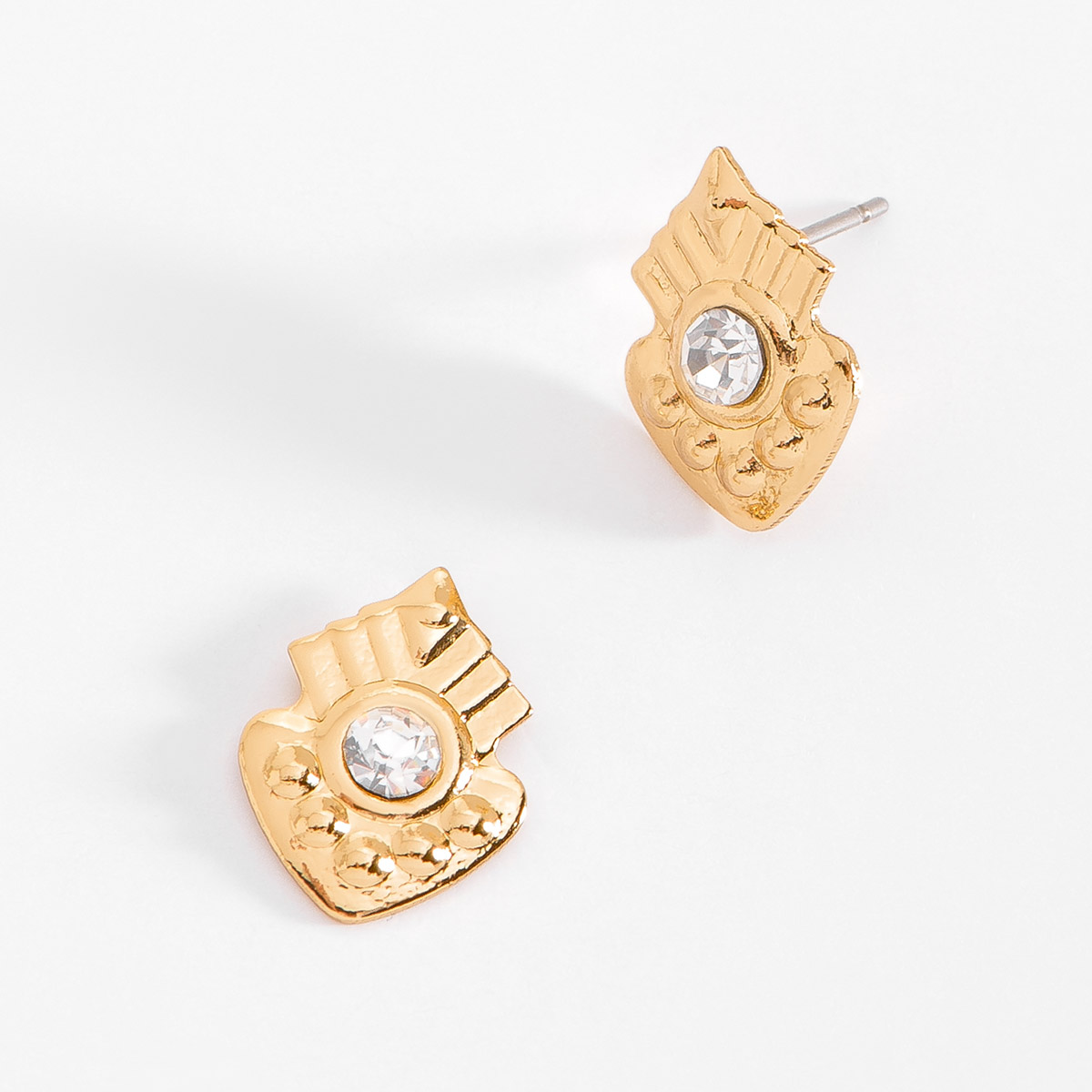 Hermosos aretes en baño de oro con un increíble diseño texturizado, incrustado al centro con una piedra en tono cristal.
-        Aretes chicos
-        Poste
-        Baño de Oro 18k
-        Piedra en tono cristal
