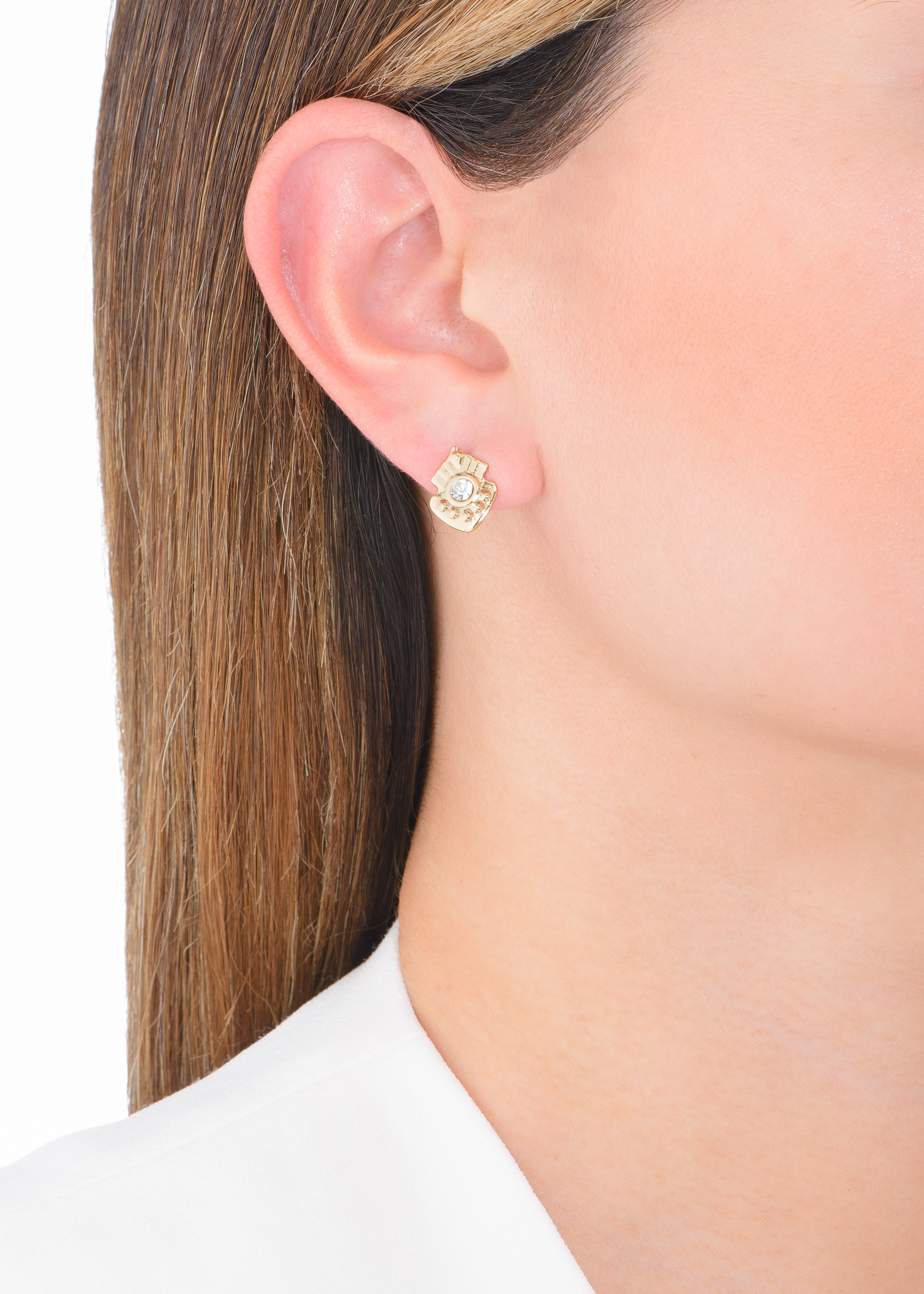 Hermosos aretes en baño de oro con un increíble diseño texturizado, incrustado al centro con una piedra en tono cristal.
-        Aretes chicos
-        Poste
-        Baño de Oro 18k
-        Piedra en tono cristal
