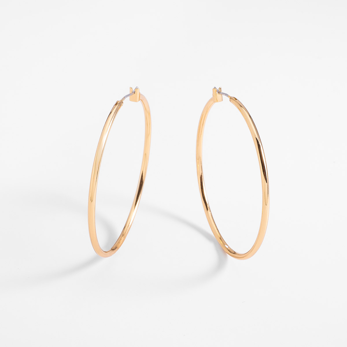 Aretes aros en baño de oro diseño clásico alto 5 cm ancho 5 cm