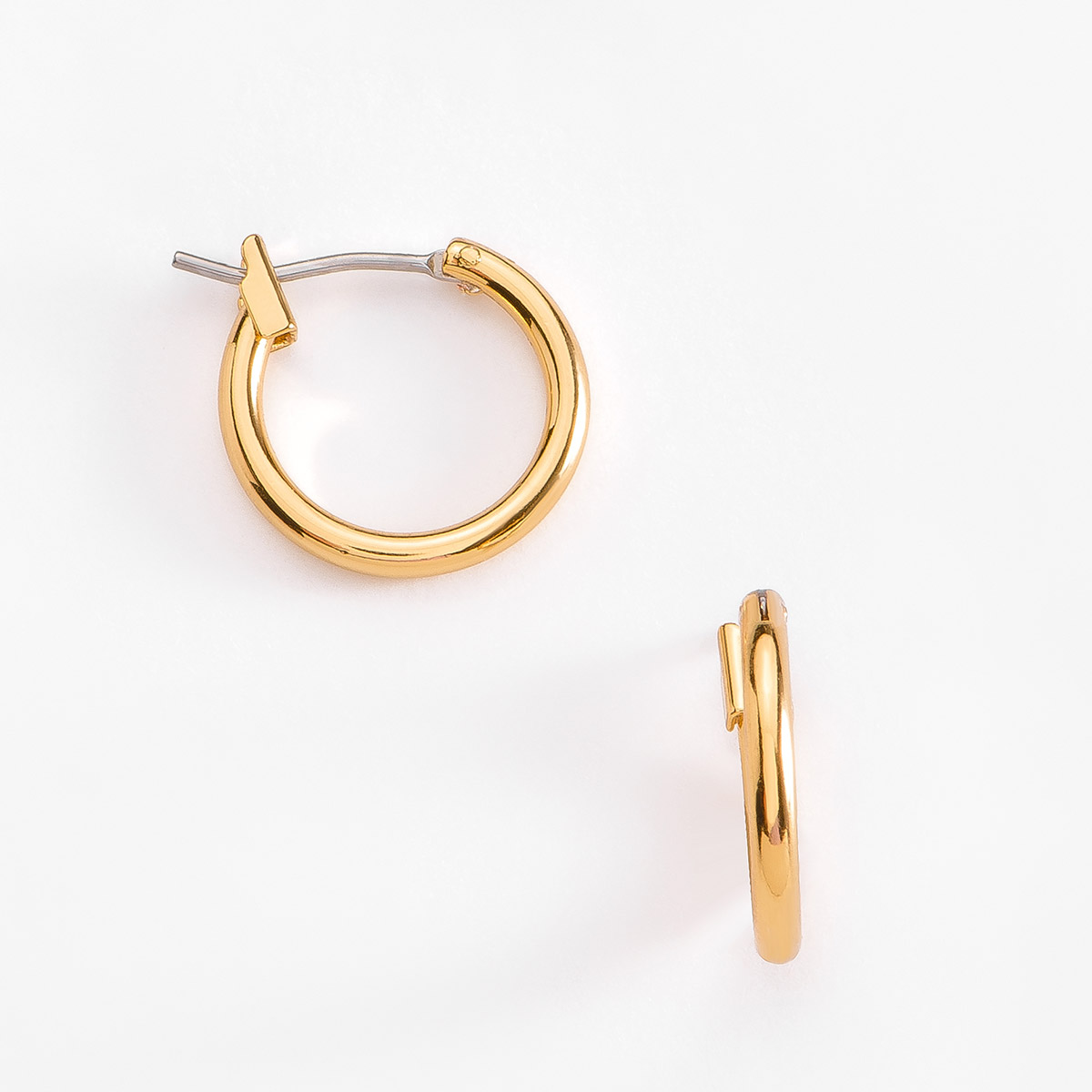 Arracadas en baño de oro, perfectas para las pequeñas del hogar.
-        Aretes chicos
-        Poste
-        Baño de Oro 18k
