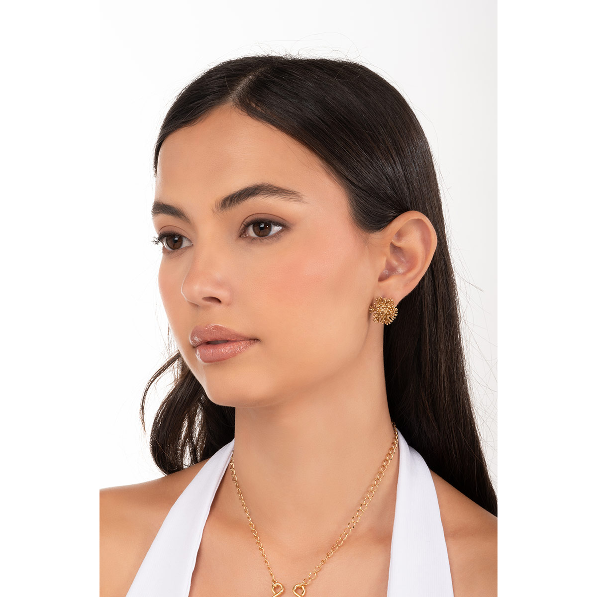 Descubre cómo estos aretes en baño de oro realzan tu estilo con su diseño inspirado en coral, perfectos para resaltar cualquier ocasión.