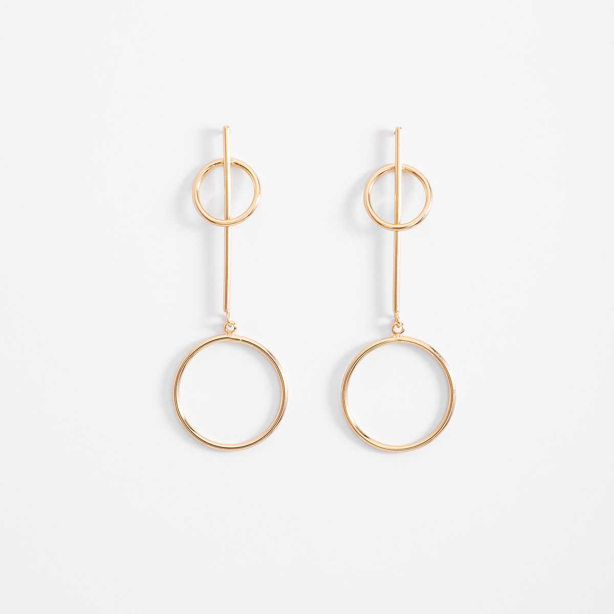 Aretes en baño de oro diseño geométrico con argollas colgantes