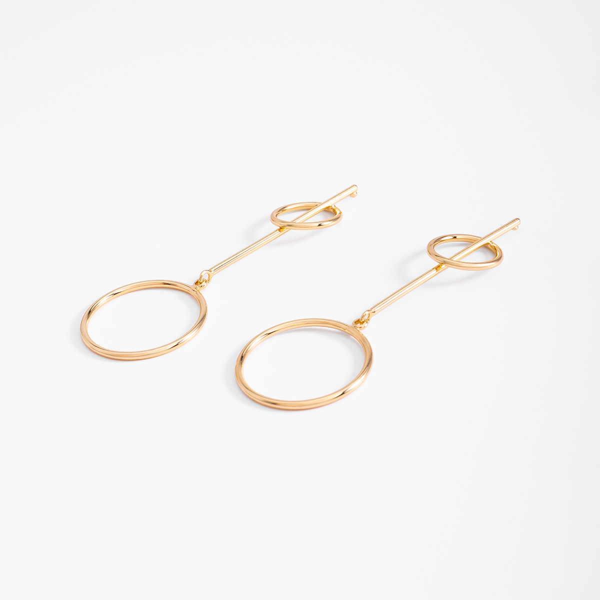 Aretes en baño de oro diseño geométrico con argollas colgantes