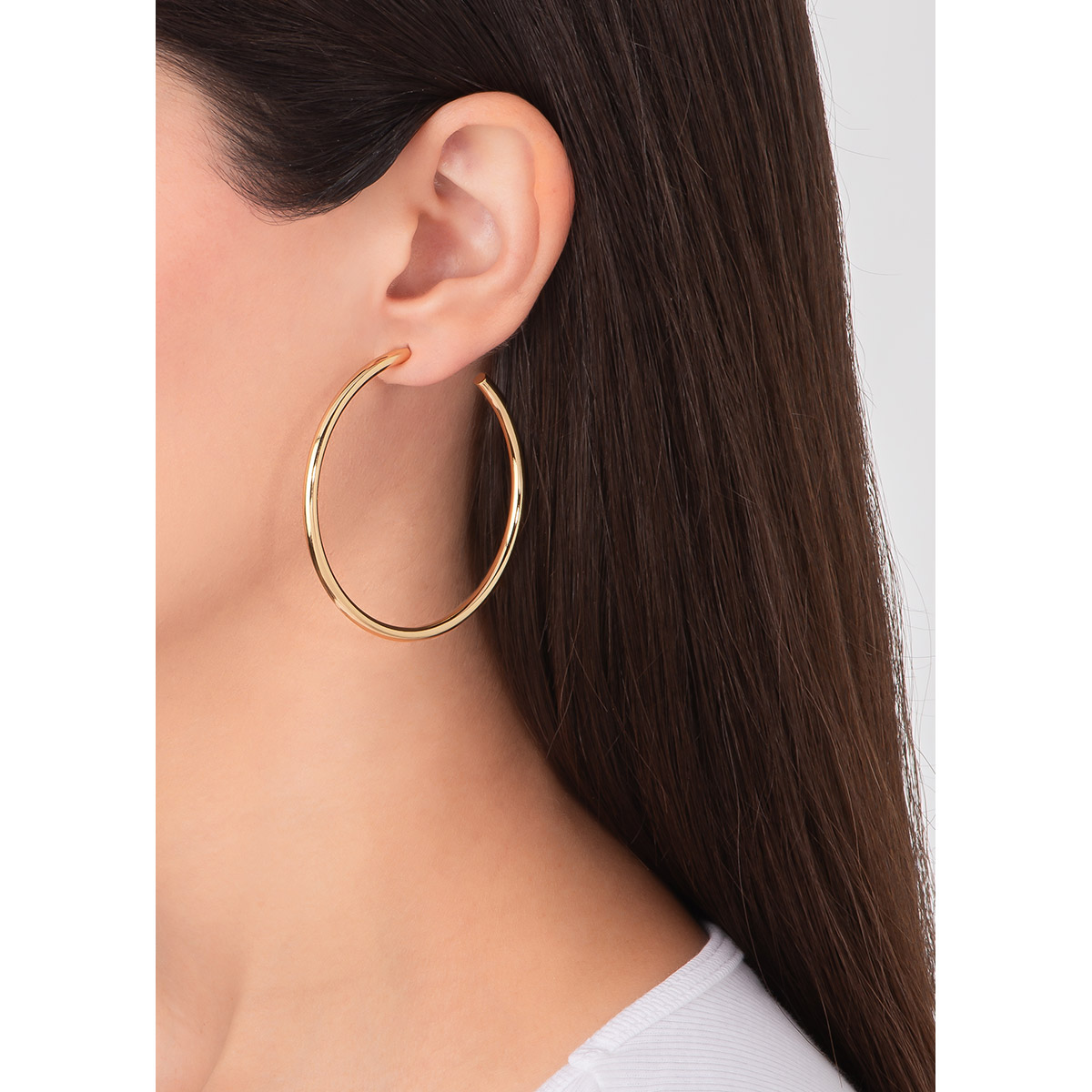 Aretes en baño de oro con un diseño clásico de aro abierto, en acabado pulido.
-        Aretes grandes
-        Poste
-        Baño de Oro 18k
